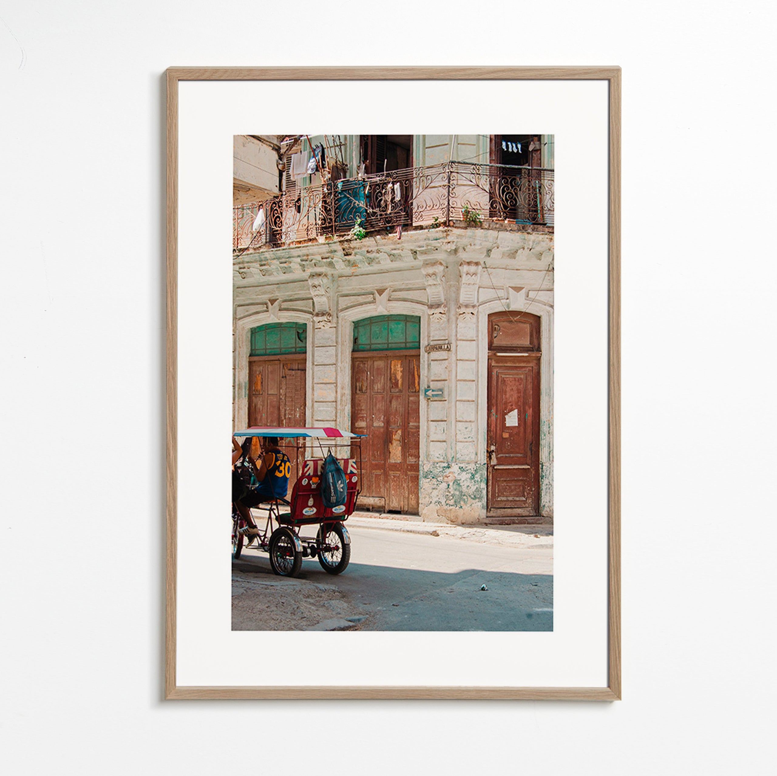 Art de voyage: façade habanera avec velotaxi