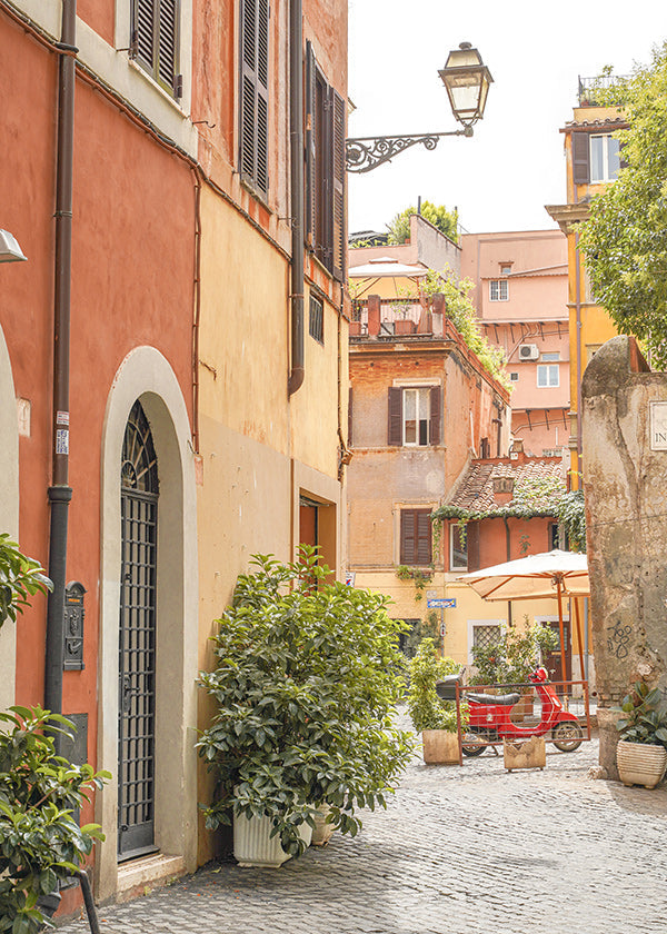 Cuadro de ciudades: calle de Trastevere con Vespa roja