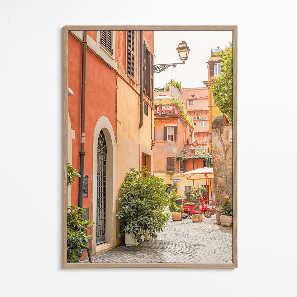 Cuadro de ciudades: calle de Trastevere con Vespa roja – Oak Frame