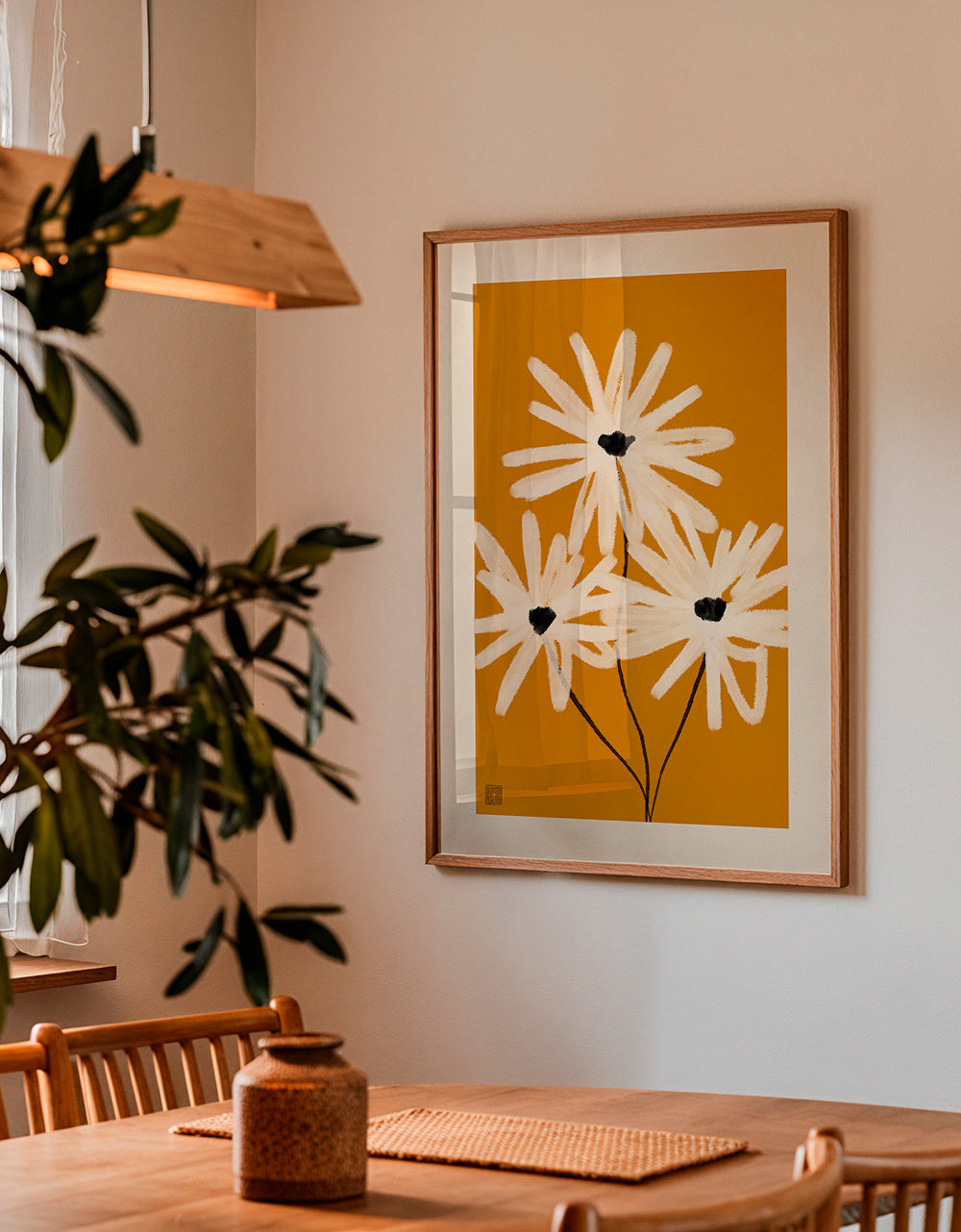 Lámina botánica de margaritas sobre fondo mostaza – Product1
