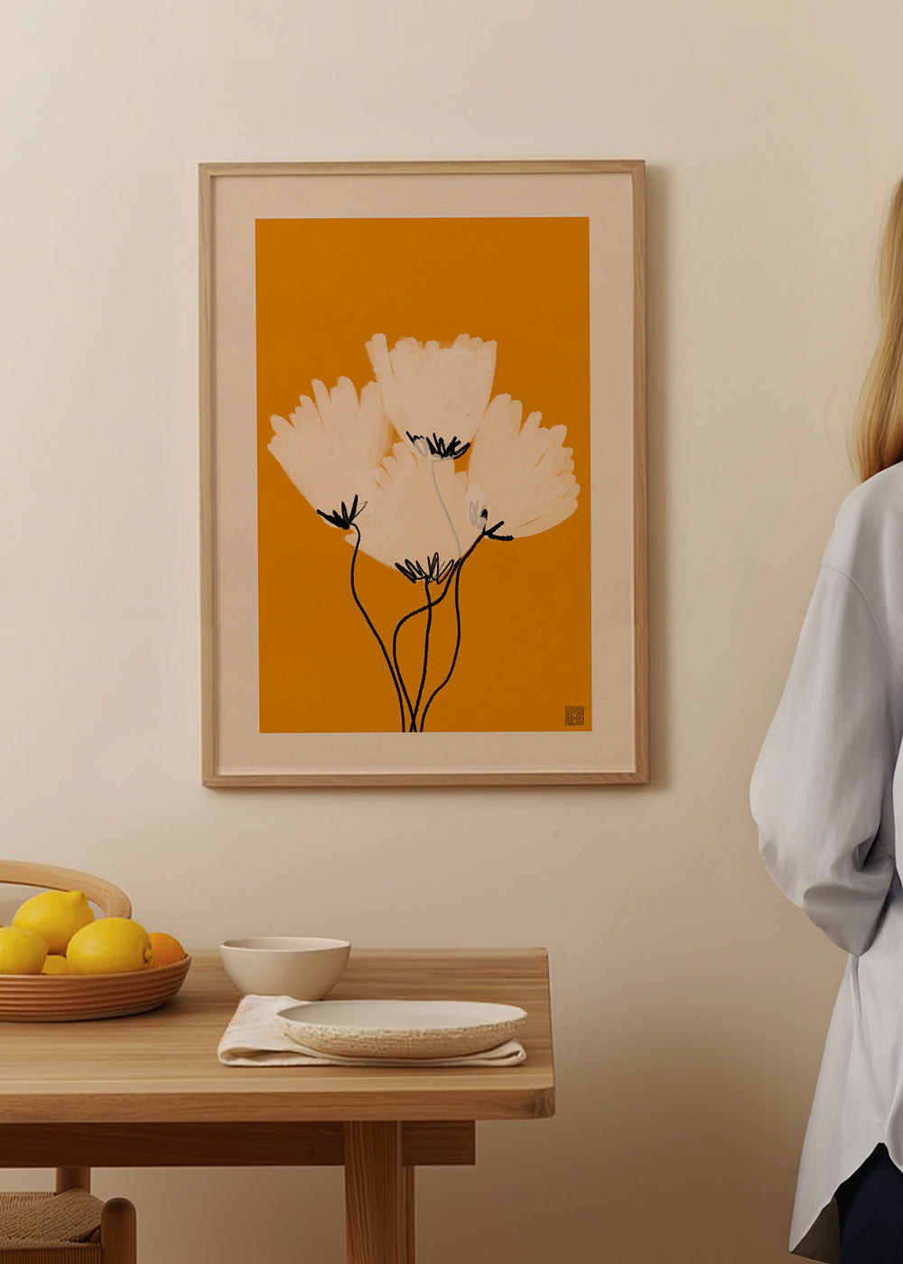 Lámina botánica: flores blancas sobre fondo ocre – Product1