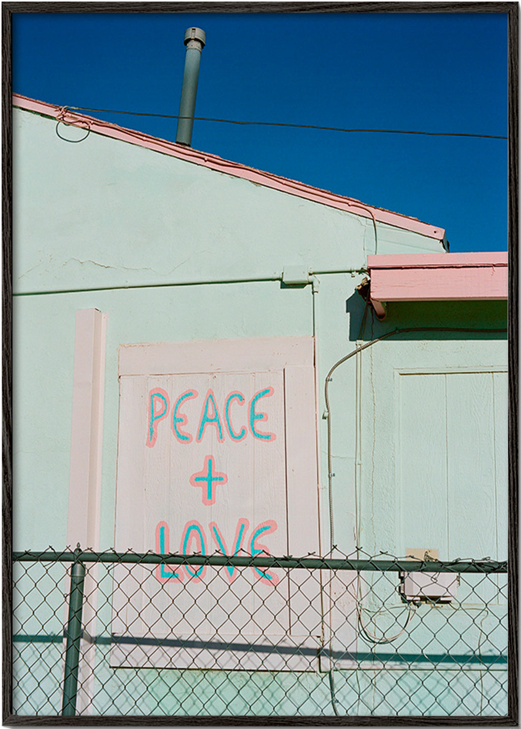 Fotografía de fachada con grafiti Peace + Love – Black Frame
