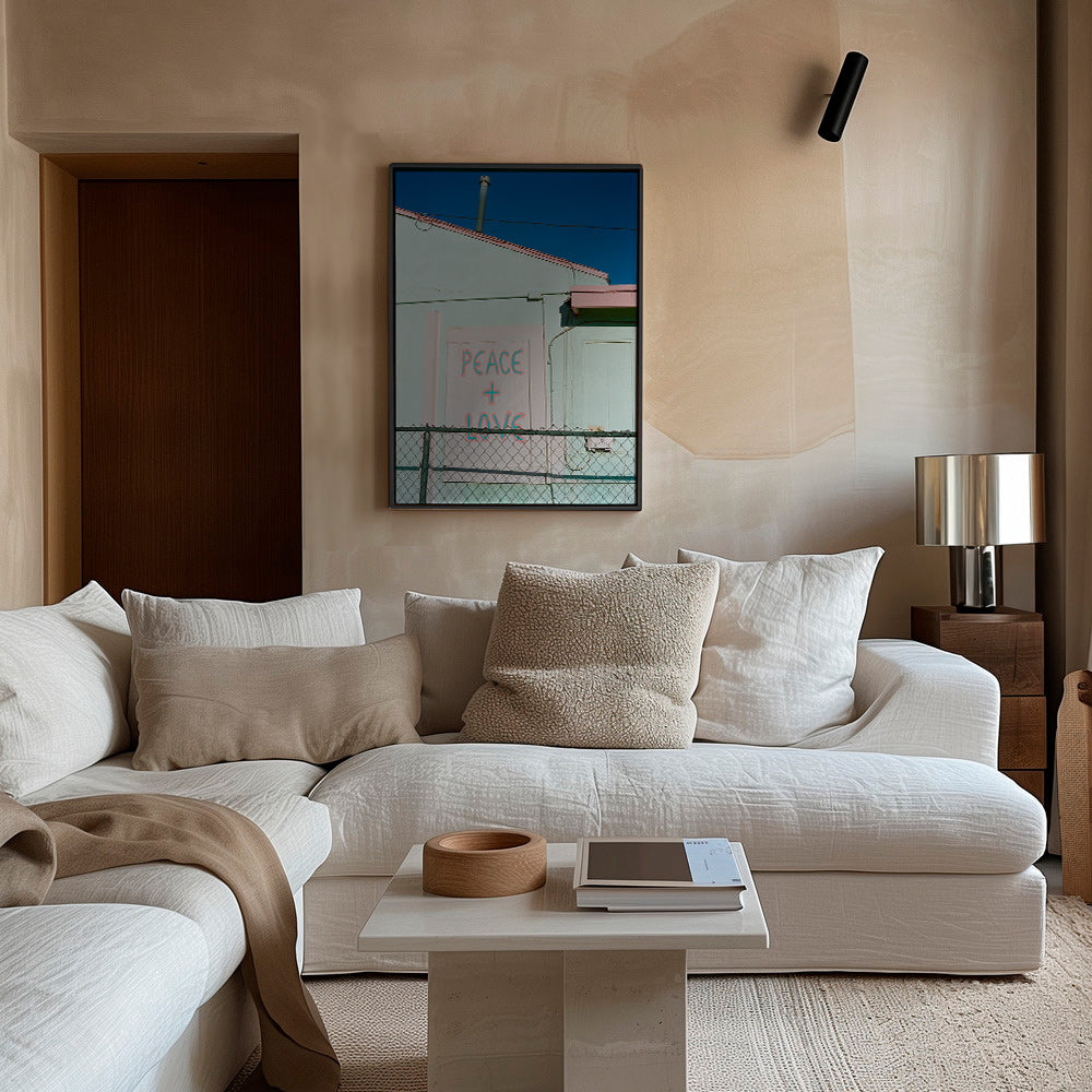 Fotografía de fachada con grafiti Peace + Love – Canvas2