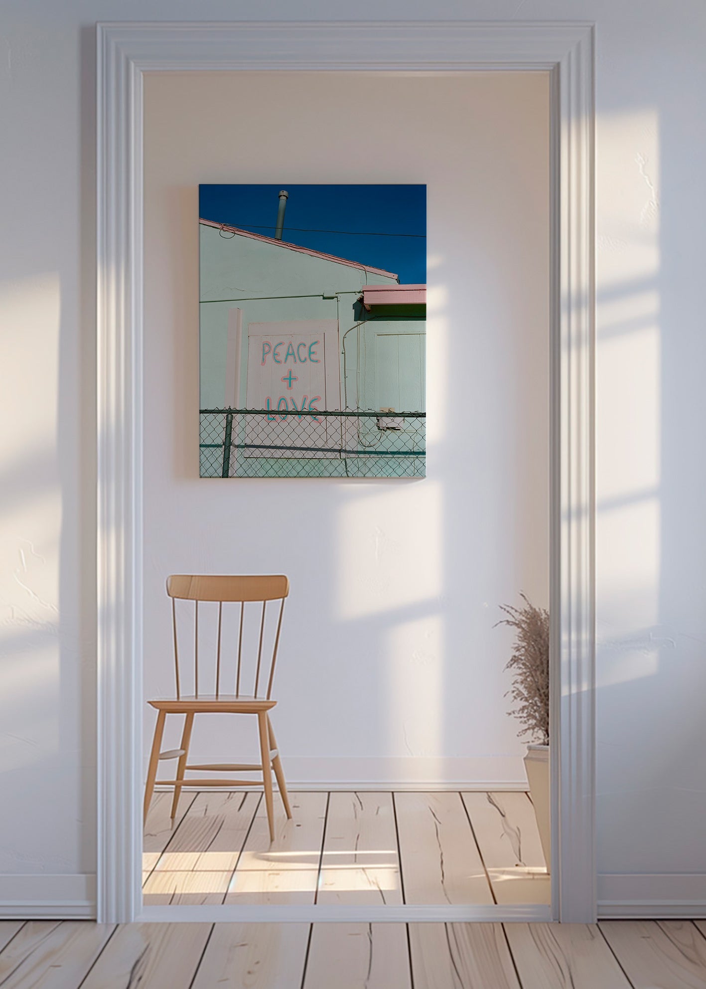 Fotografía de fachada con grafiti Peace + Love – Canvas