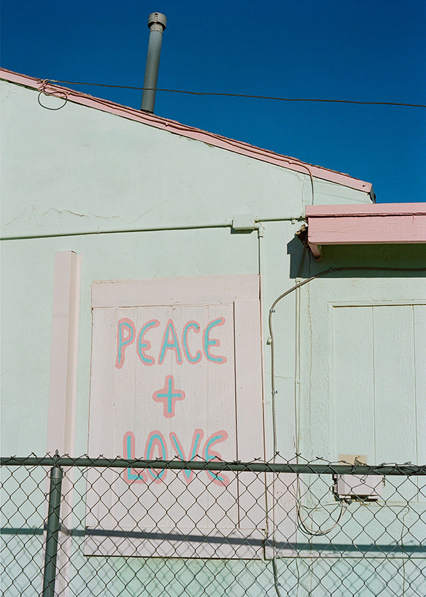 Fotografía de fachada con grafiti Peace + Love