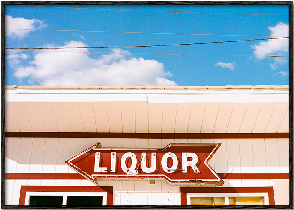 Cuadro vintage con rótulo 'LIQUOR' y cielo azul – Black Frame
