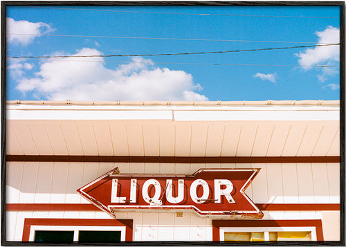 Cuadro vintage con rótulo 'LIQUOR' y cielo azul – Black Frame