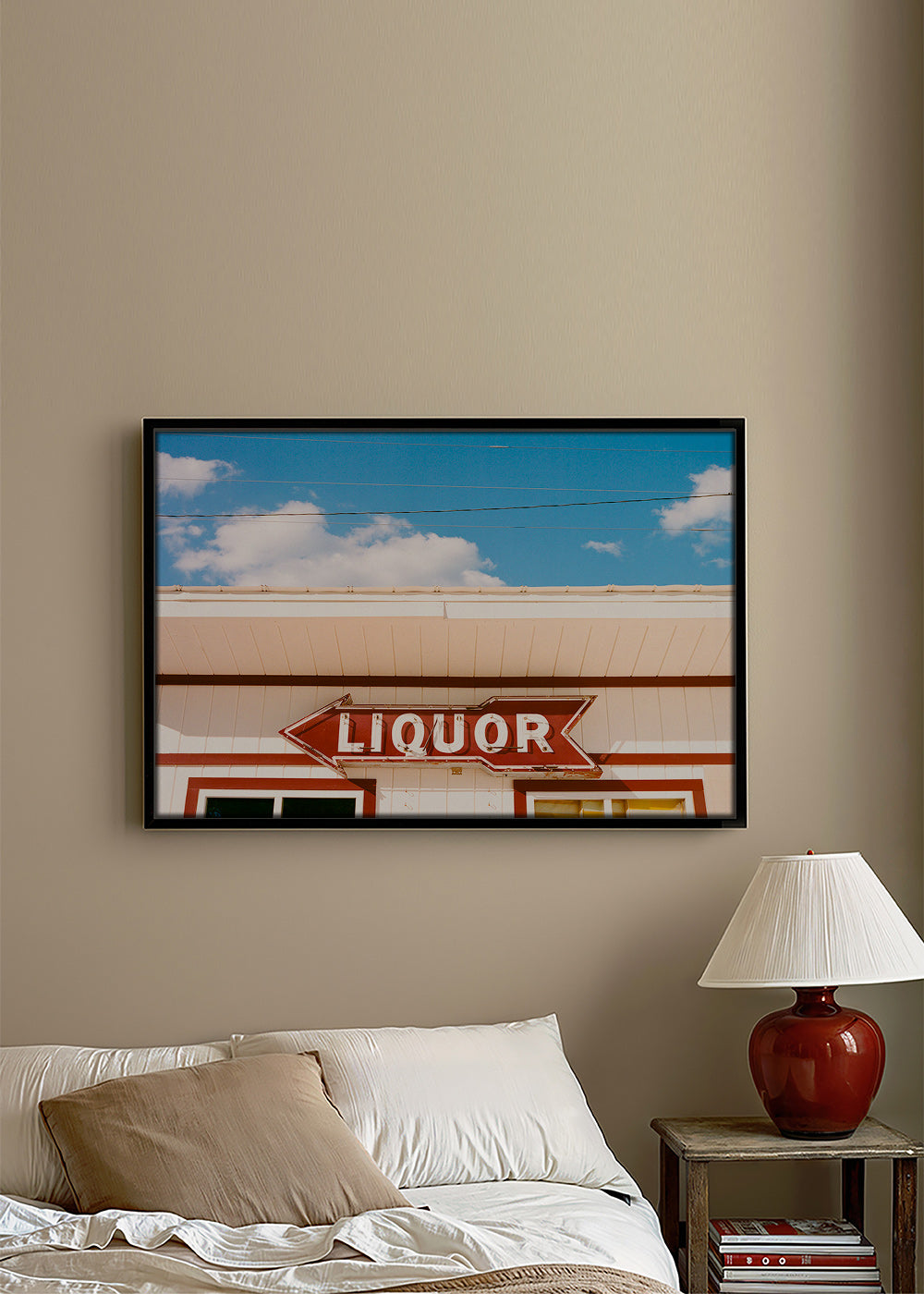 Cuadro vintage con rótulo 'LIQUOR' y cielo azul – Canvas2