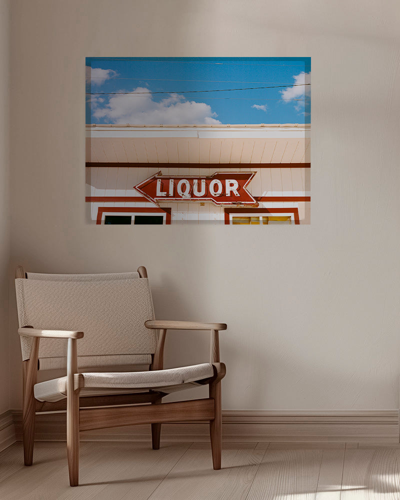 Cuadro vintage con rótulo 'LIQUOR' y cielo azul – Canvas