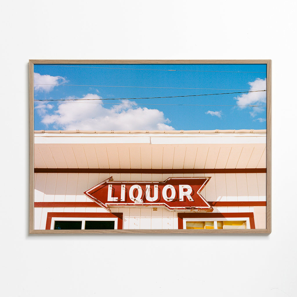 Cuadro vintage con rótulo 'LIQUOR' y cielo azul – Oak Frame