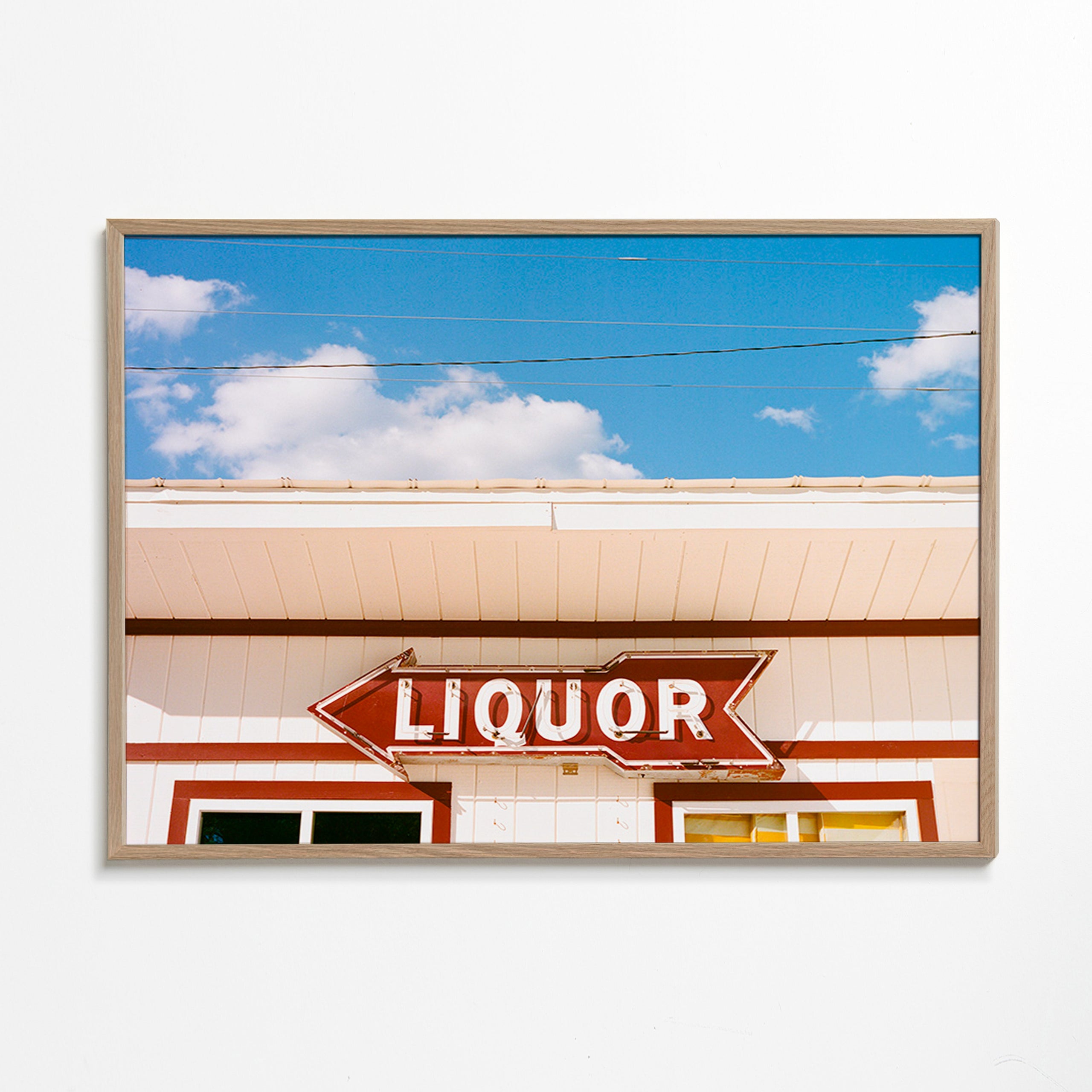 Cuadro vintage con rótulo 'LIQUOR' y cielo azul – Oak Frame