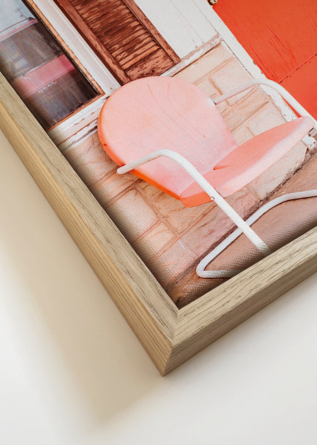 Fotografía de motel con puerta roja y silla retro – Canvas detail