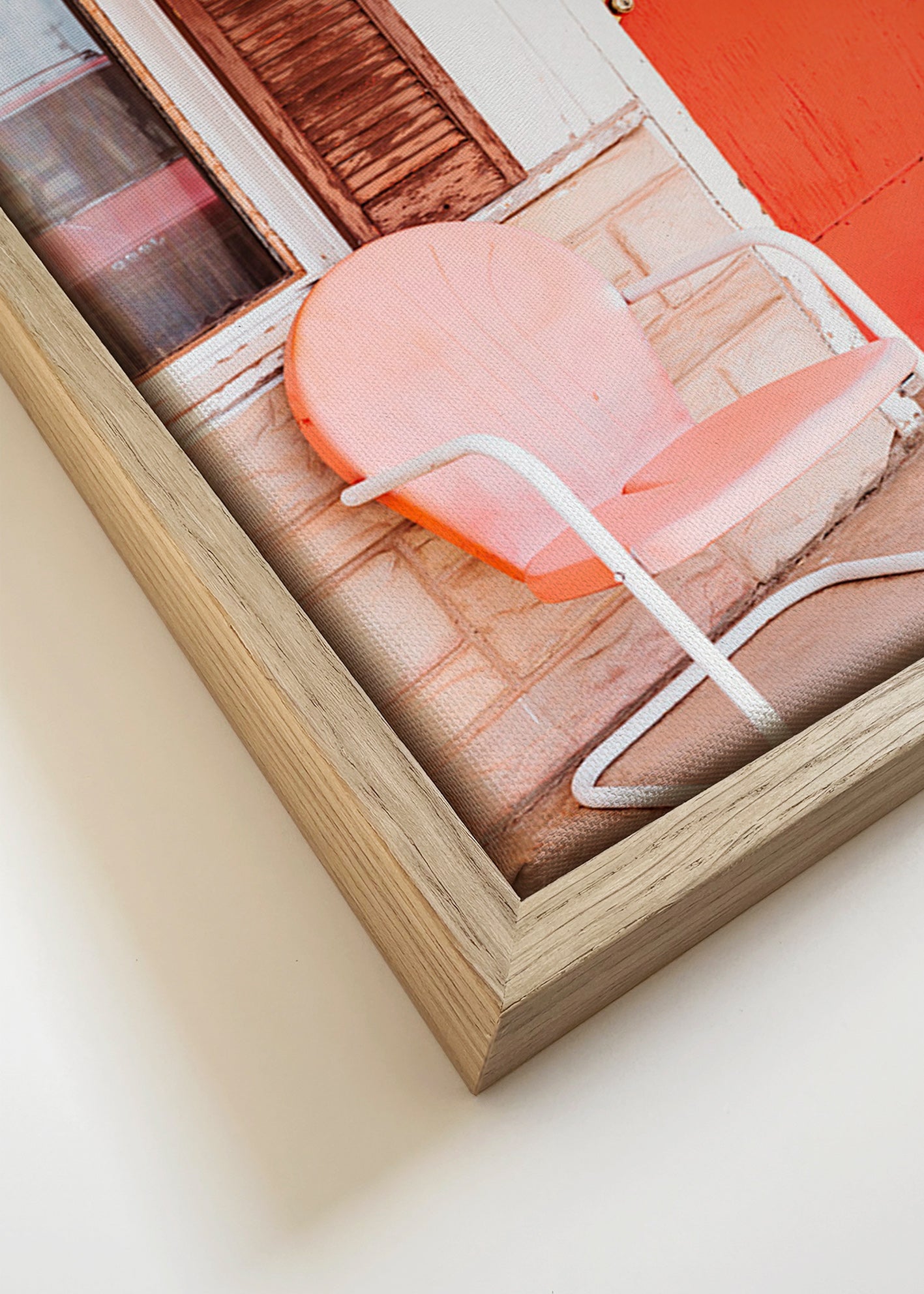 Fotografía de motel con puerta roja y silla retro – Canvas detail