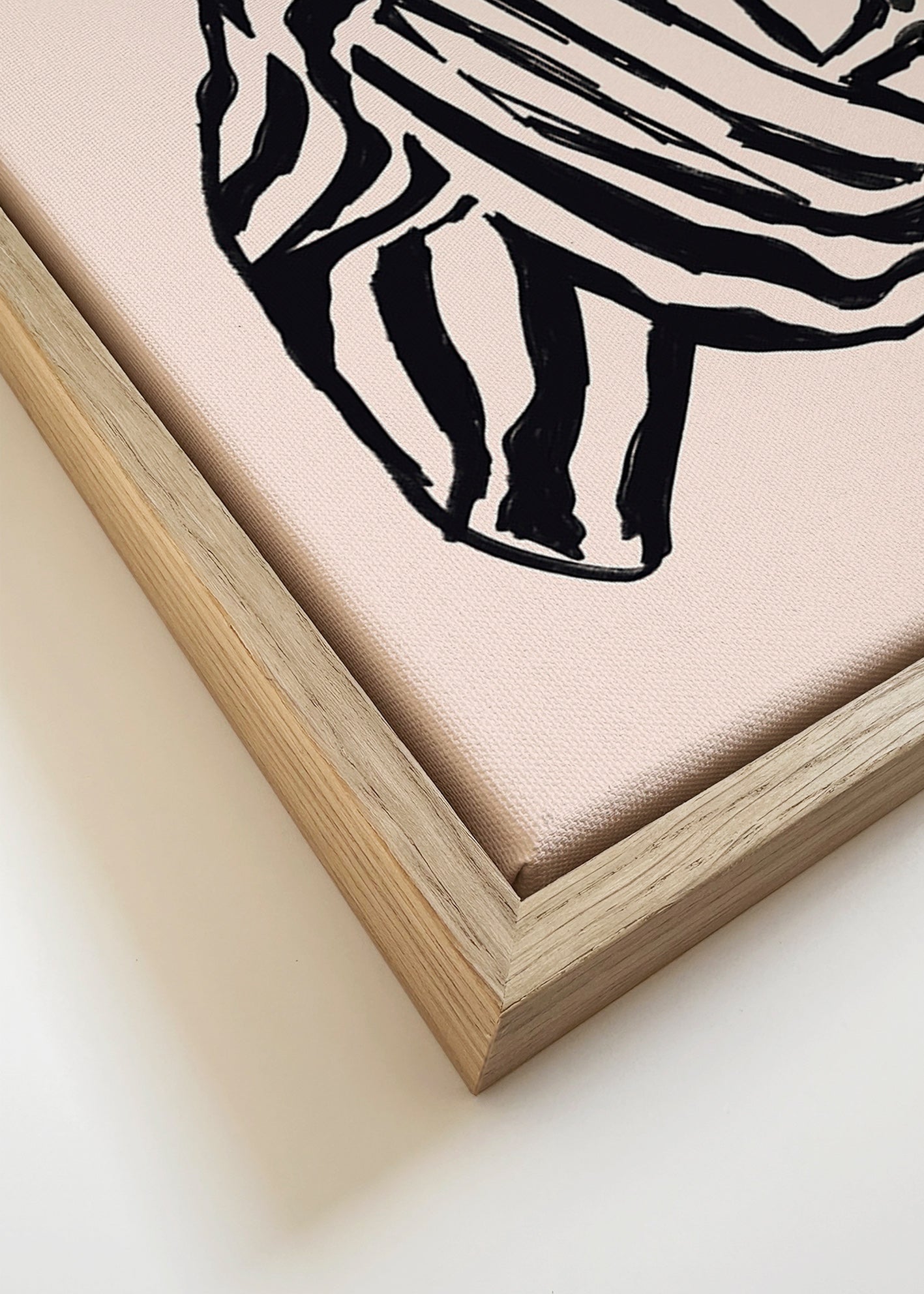 Ilustración figura femenina con rayas gráficas – Canvas detail