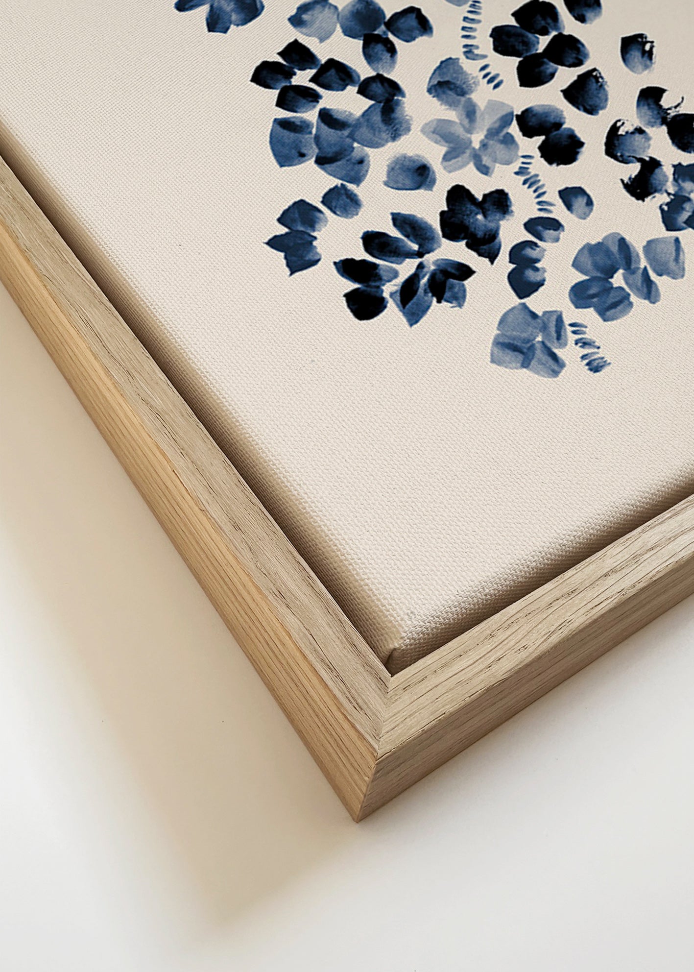 Lámina botánica en azul sobre fondo beige – Canvas detail