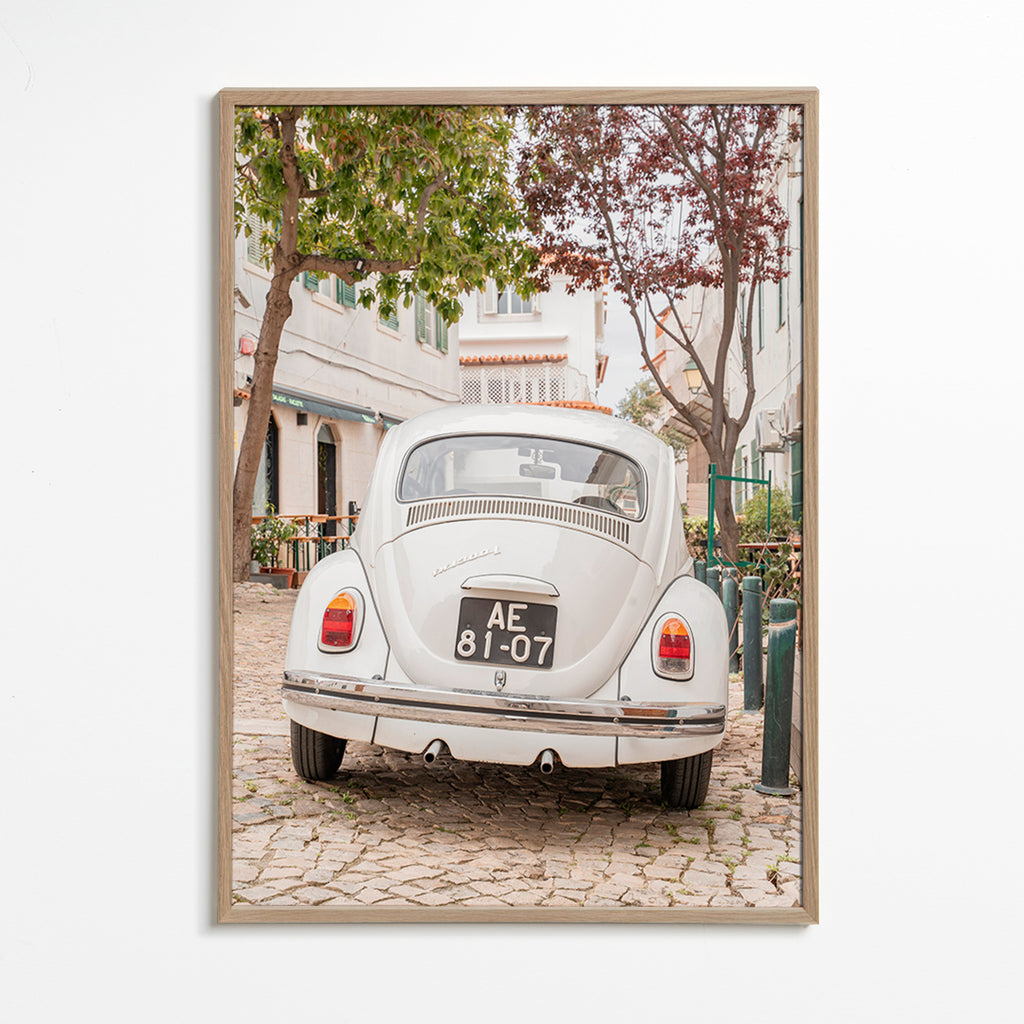 Cuadro de ciudades con coche clásico en empedrado – Oak Frame