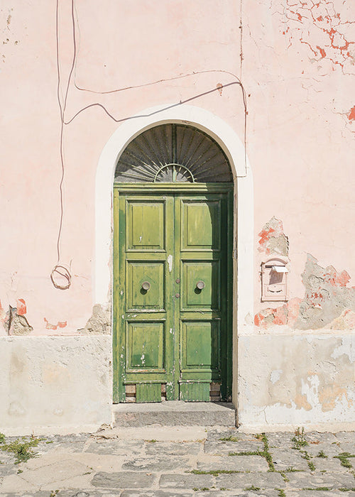 Cuadro de ciudades: puerta verde en fachada rosa
