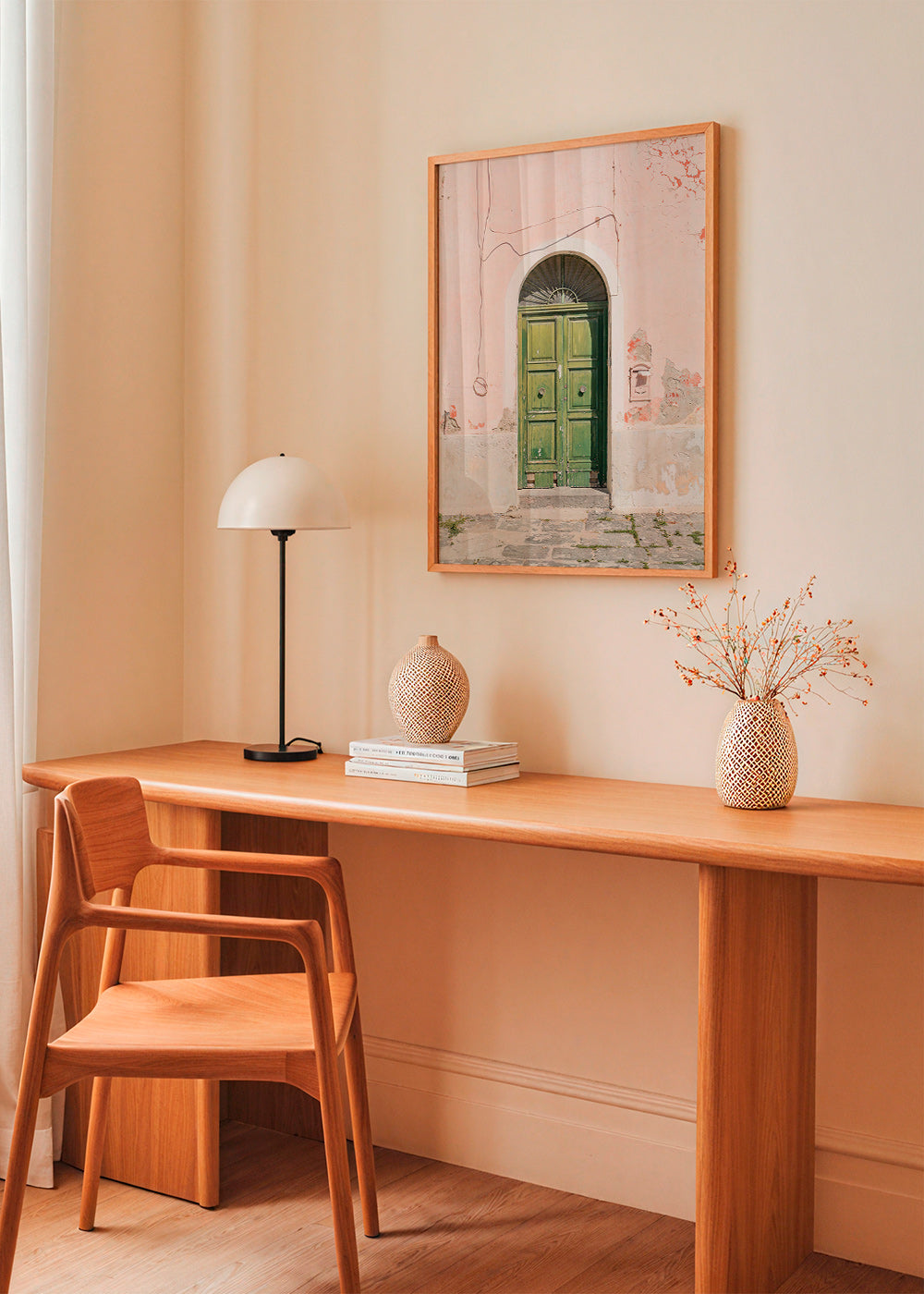 Cuadro de ciudades: puerta verde en fachada rosa – Product3