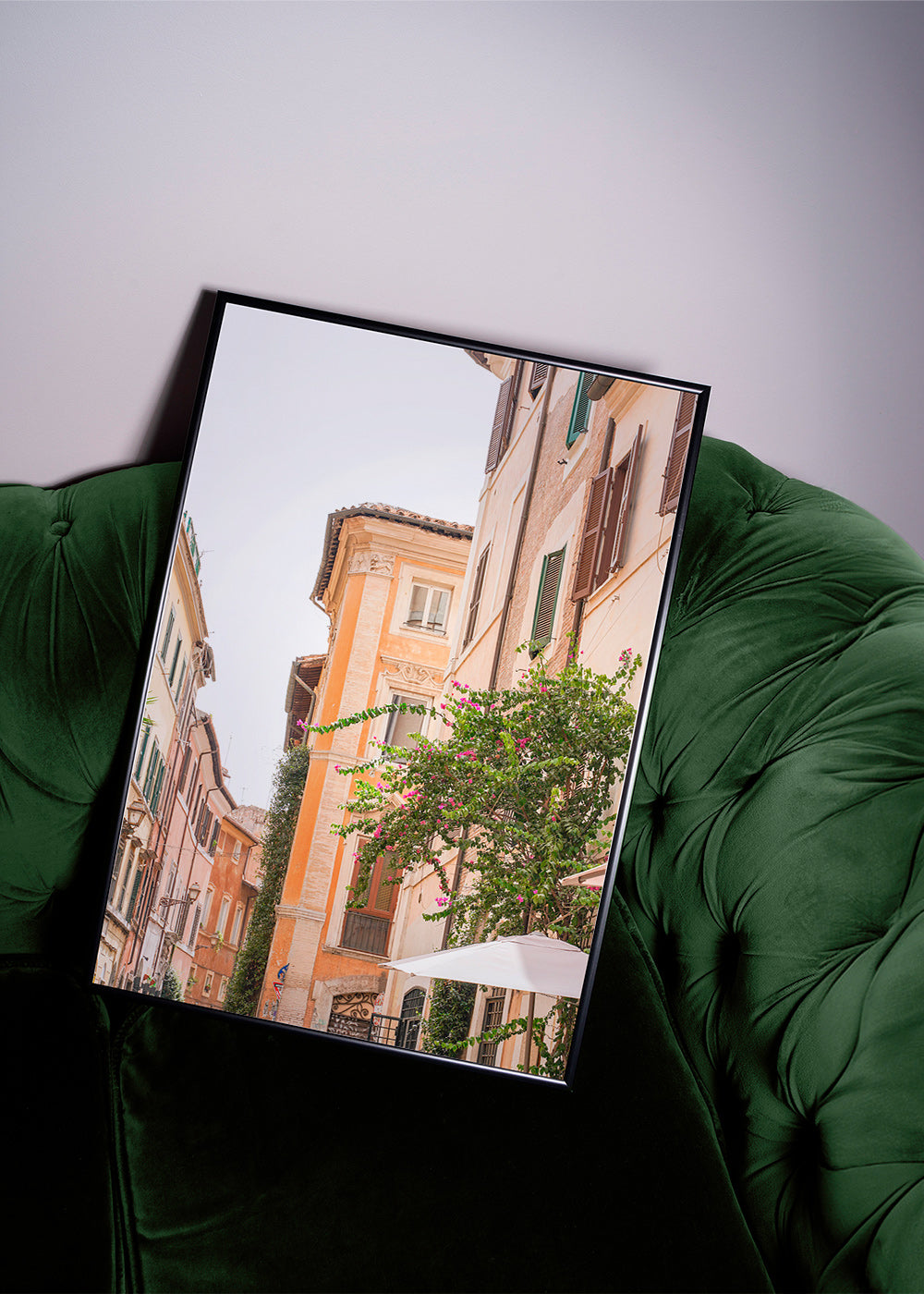 Cuadro de ciudades con fachada romana y buganvillas – Product1