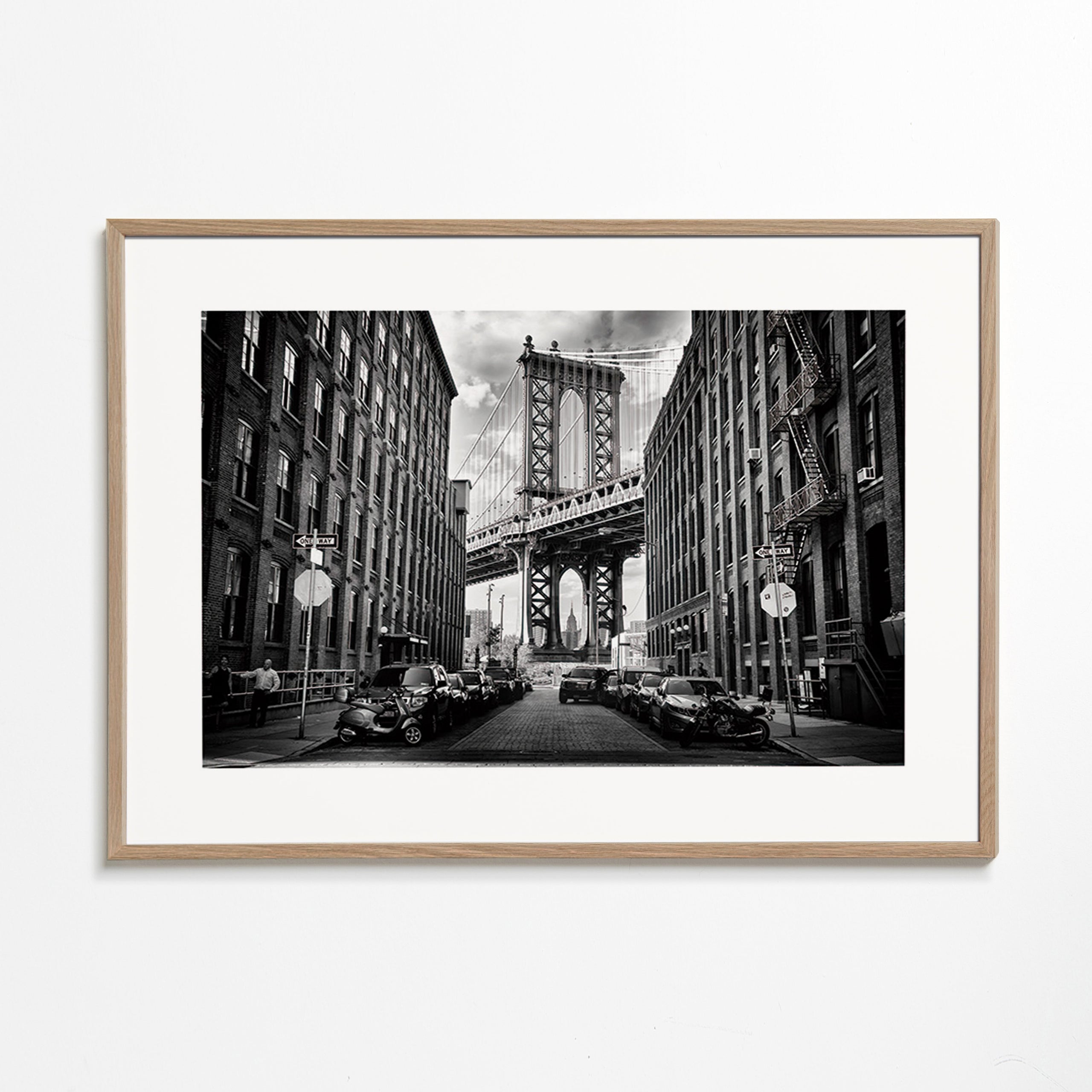 Cuadro de ciudades: Manhattan Bridge en blanco y negro – Oak Frame