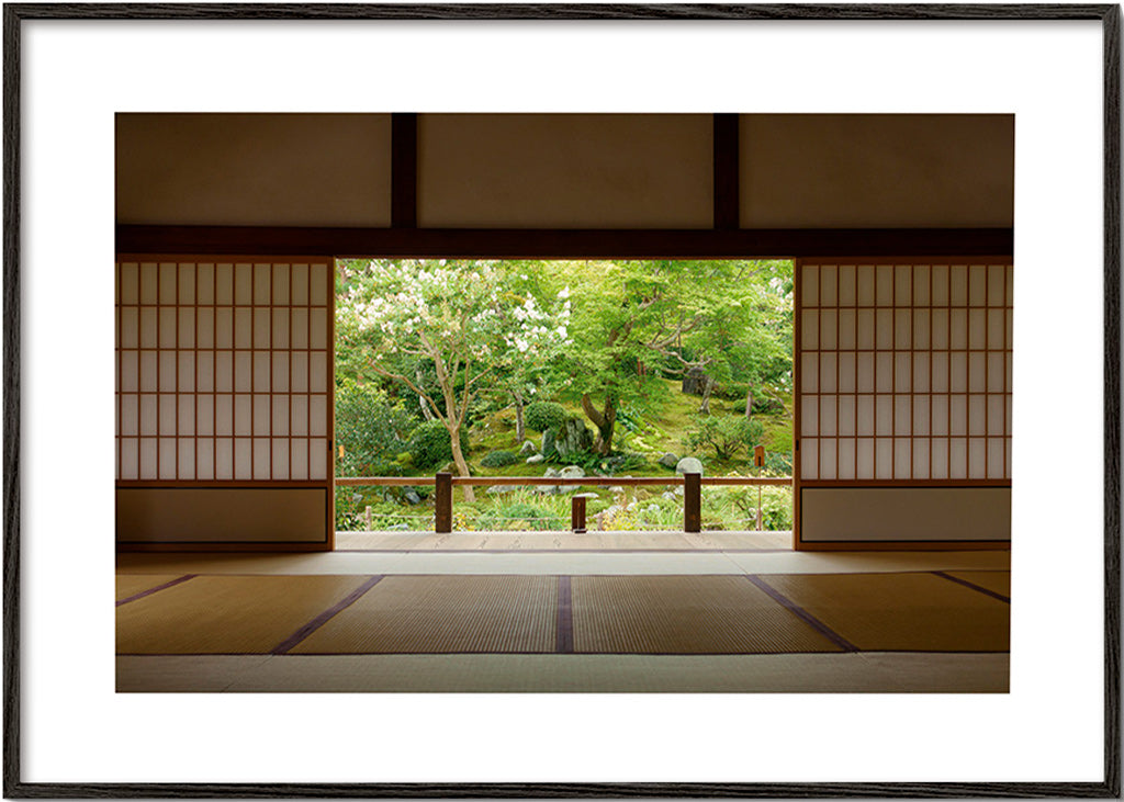 Diseño relajante con jardín japonés desde el interior – Black Frame
