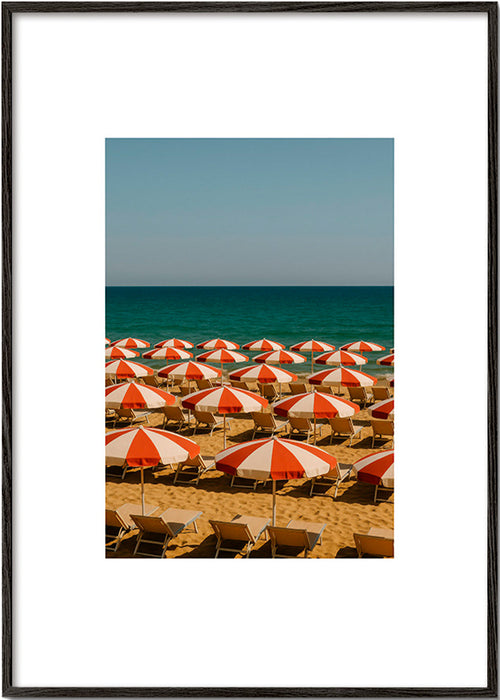 Cuadro de paisaje con sombrillas rojas en playa – Black Frame