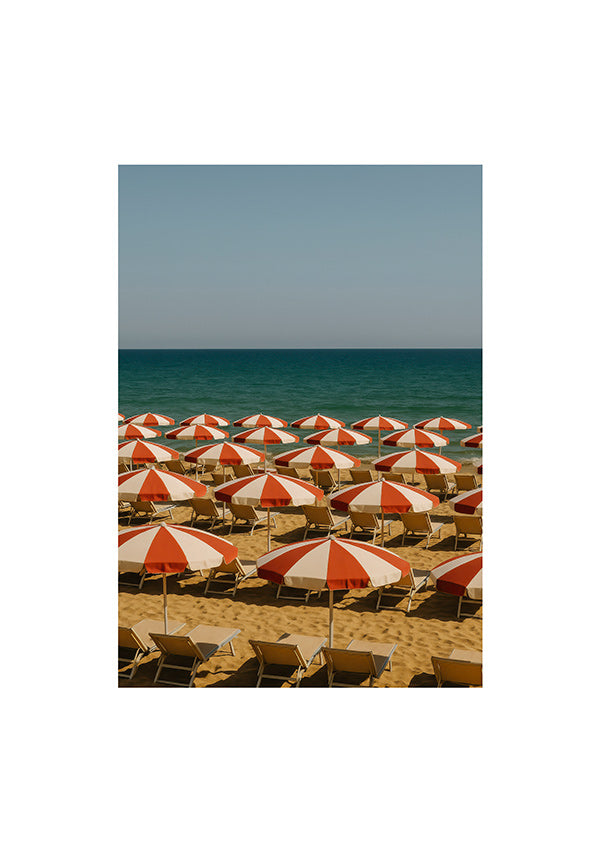 Cuadro de paisaje con sombrillas rojas en playa