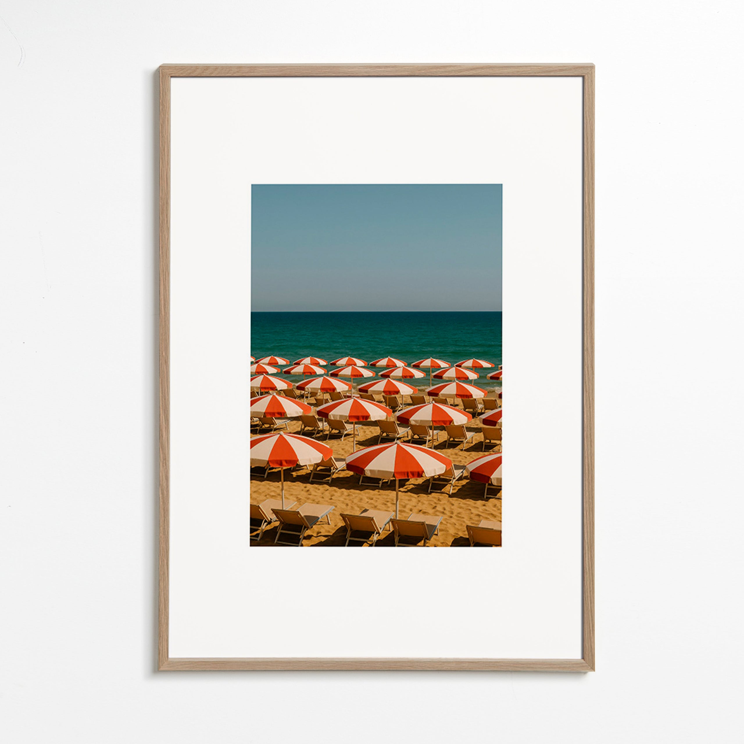 Cuadro de paisaje con sombrillas rojas en playa – Oak Frame