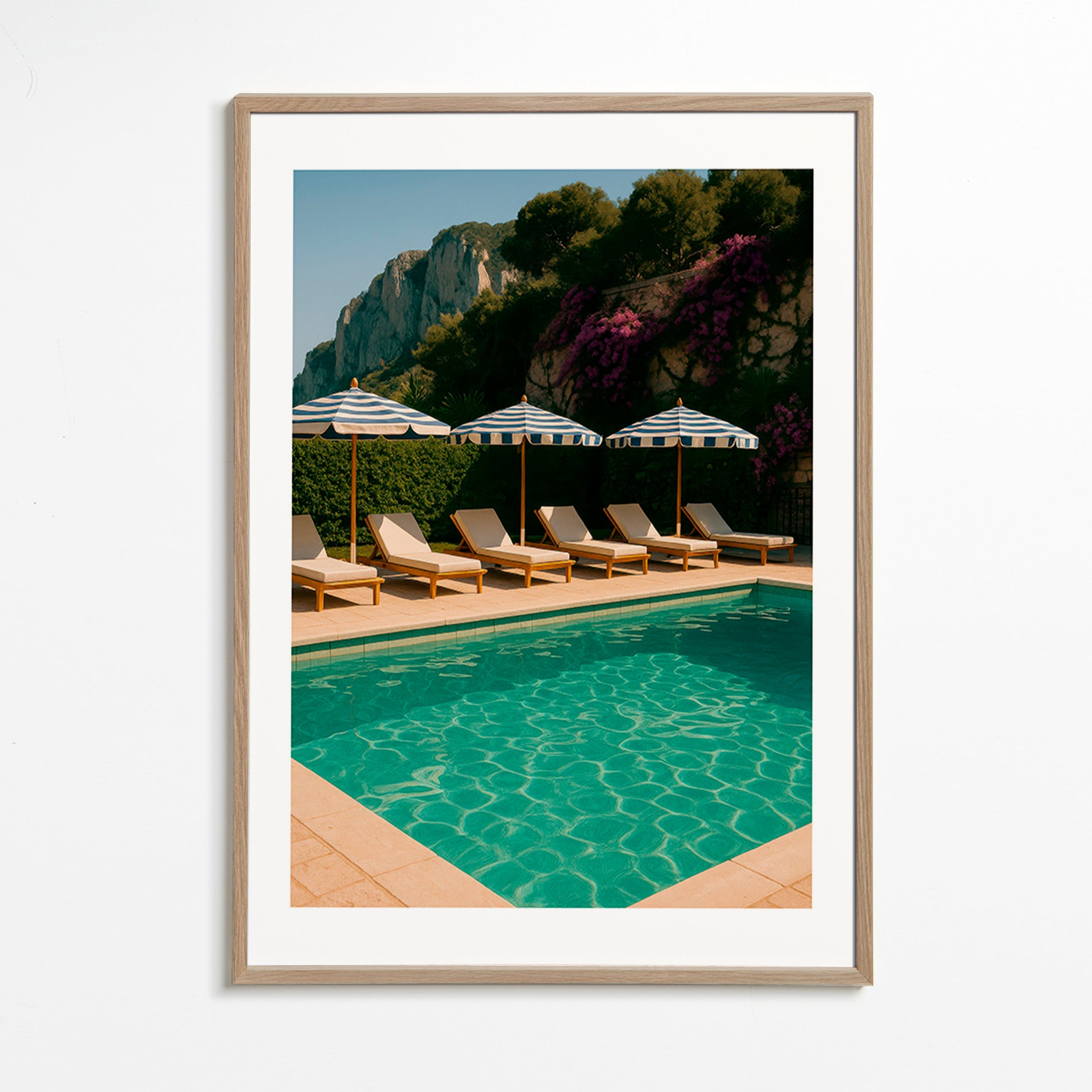 Fotografía de piscina con sombrillas y tumbonas – Oak Frame