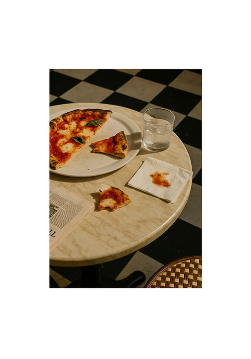Cuadro de cocina con pizza sobre mármol