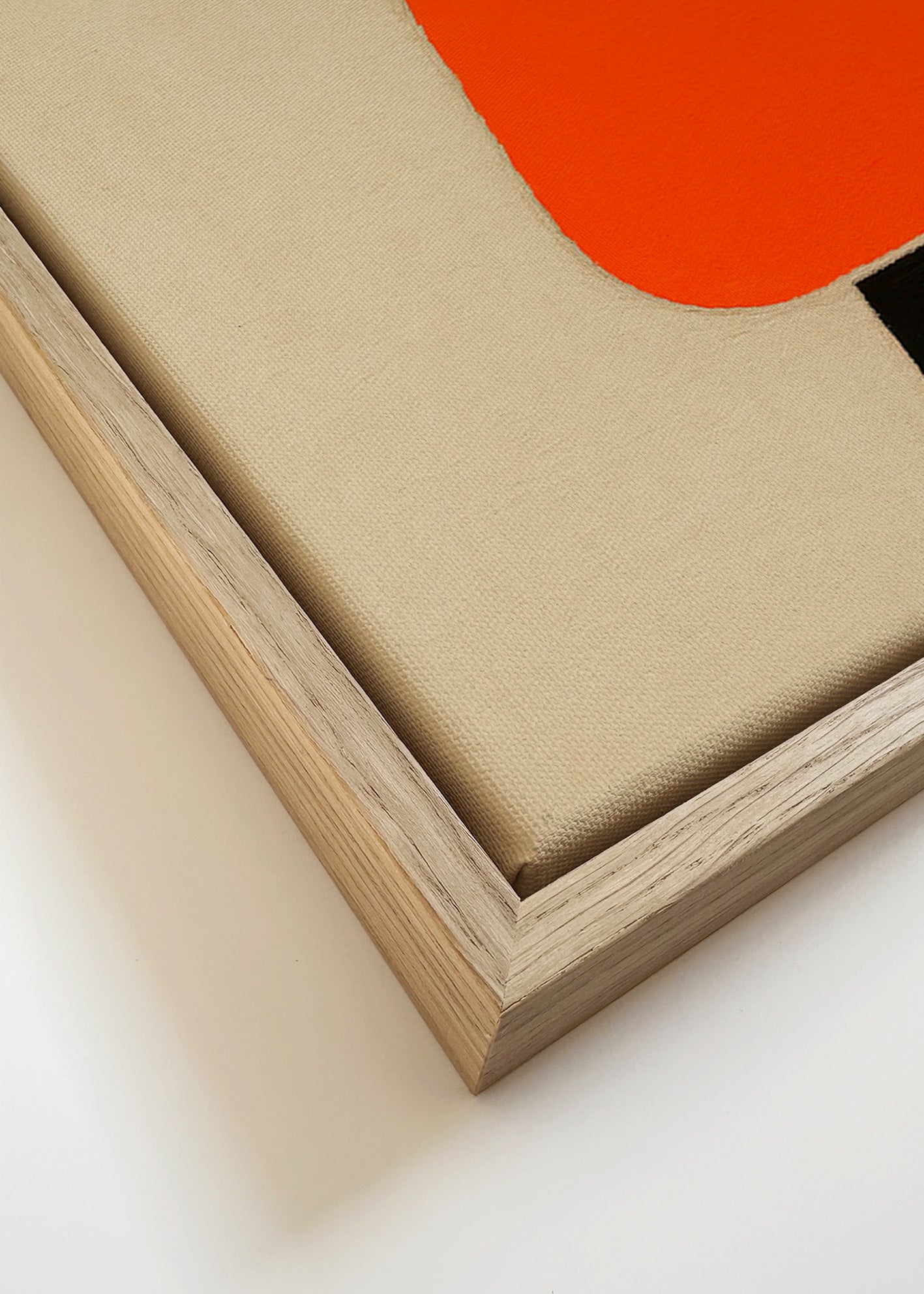 Cuadro geométrico con bloque naranja y base negra – Canvas detail