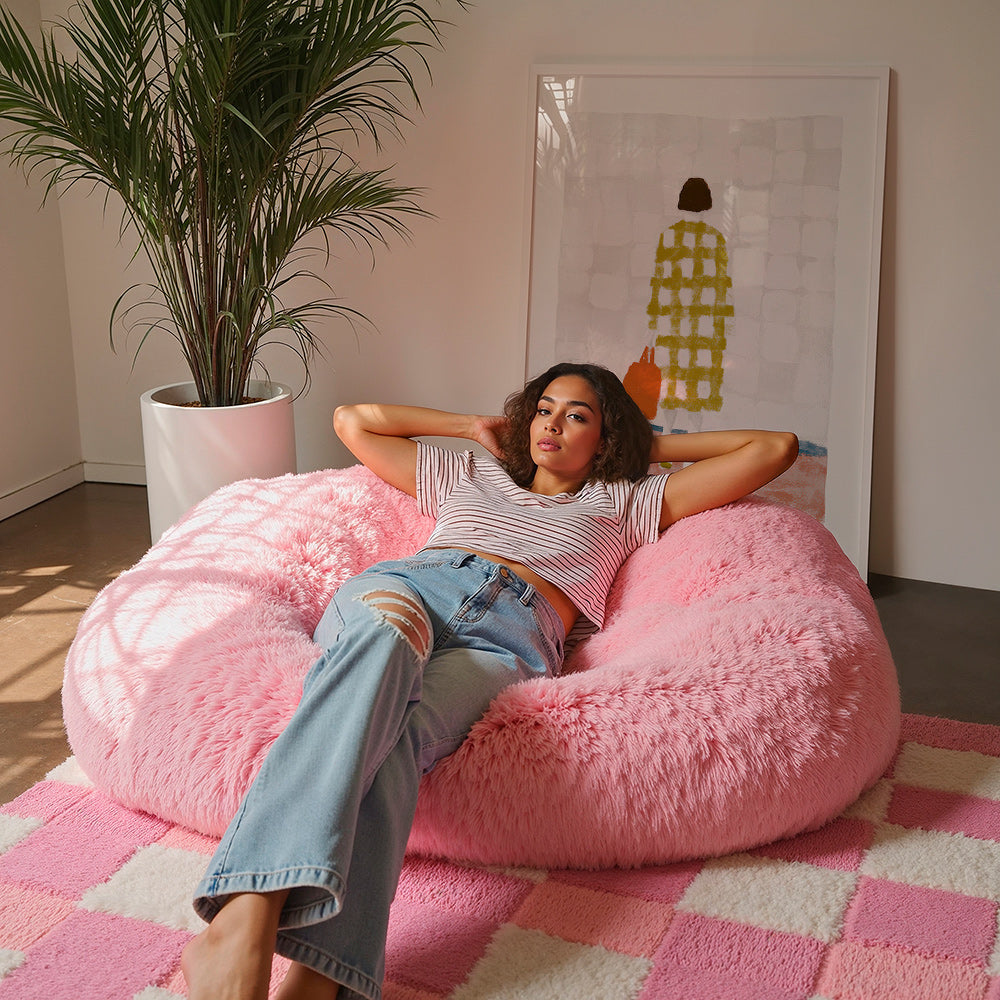 Ilustración de mujer de espaldas con abrigo a cuadros – Product3