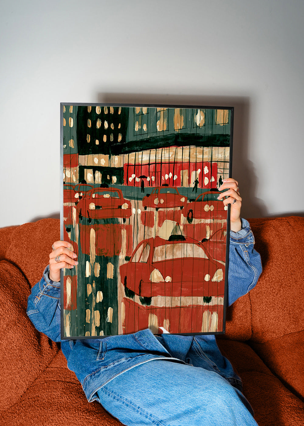 Tableau de ville avec taxis rouges et reflets nocturnes
