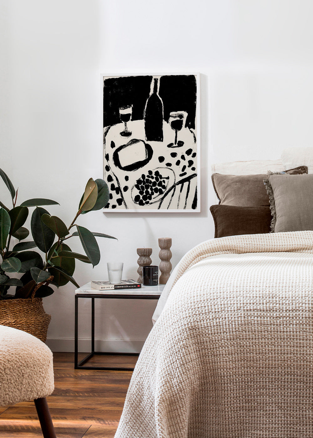 Art de cuisine: bouteille et raisins en monochrome