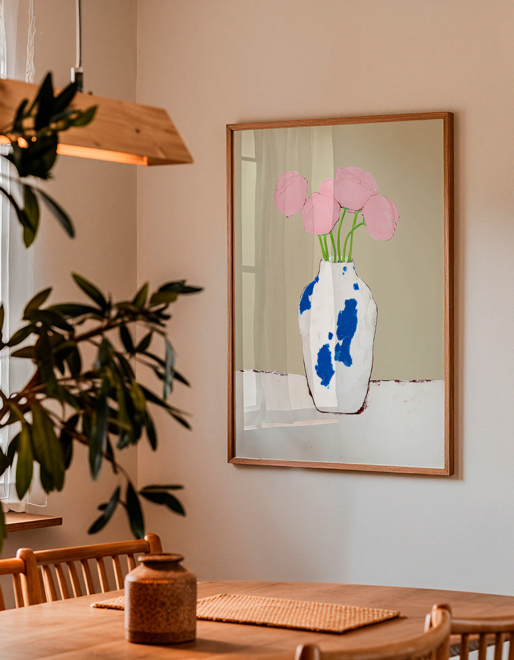 Impression botanique: pivoines dans un vase bleu