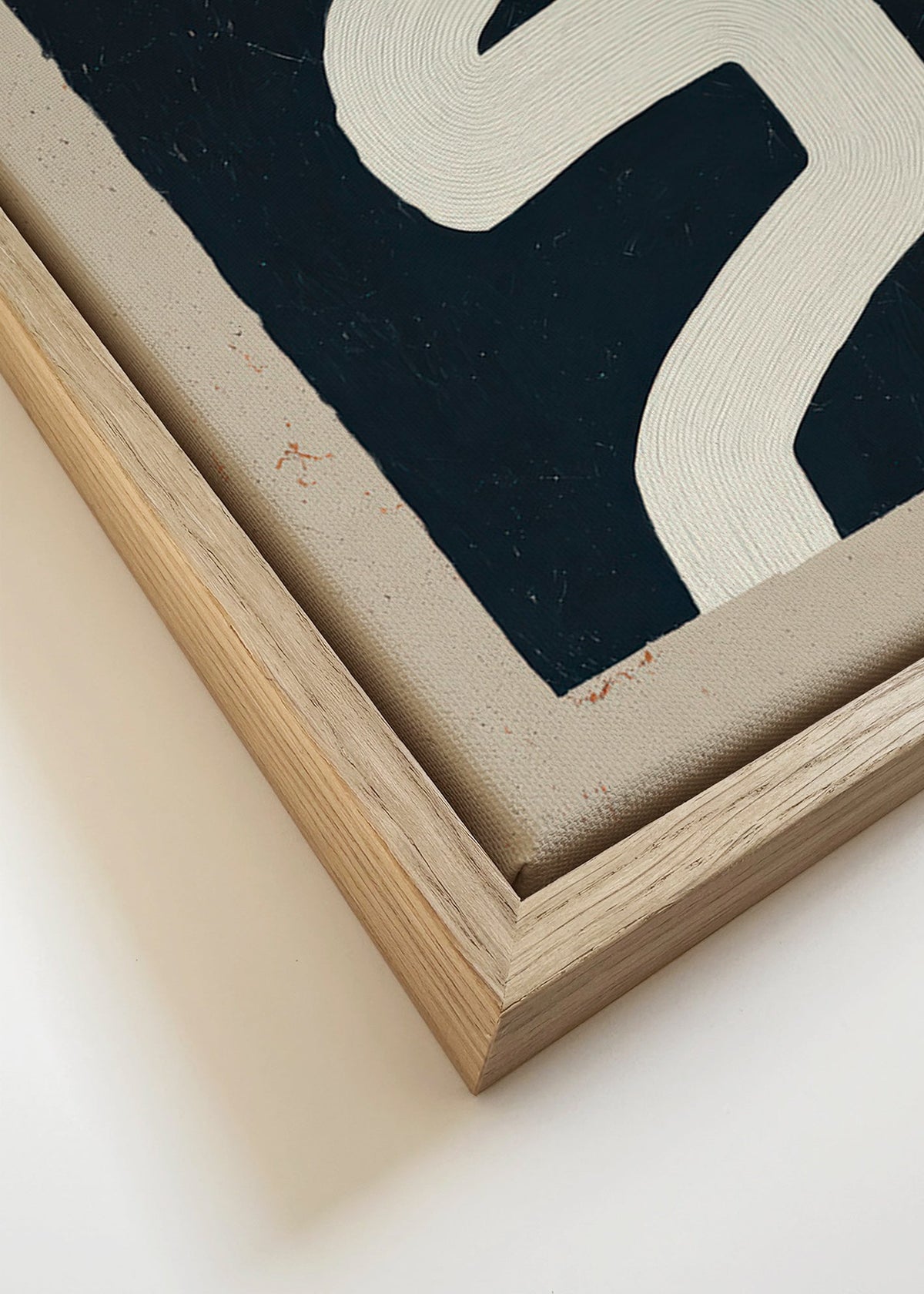Impression minimaliste courbe blanche sur panneau sombre