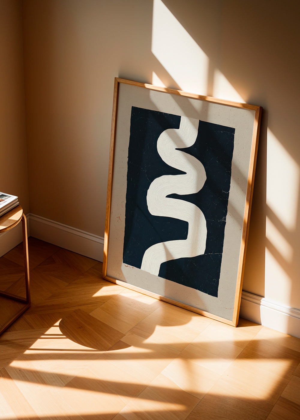 Impression minimaliste courbe blanche sur panneau sombre