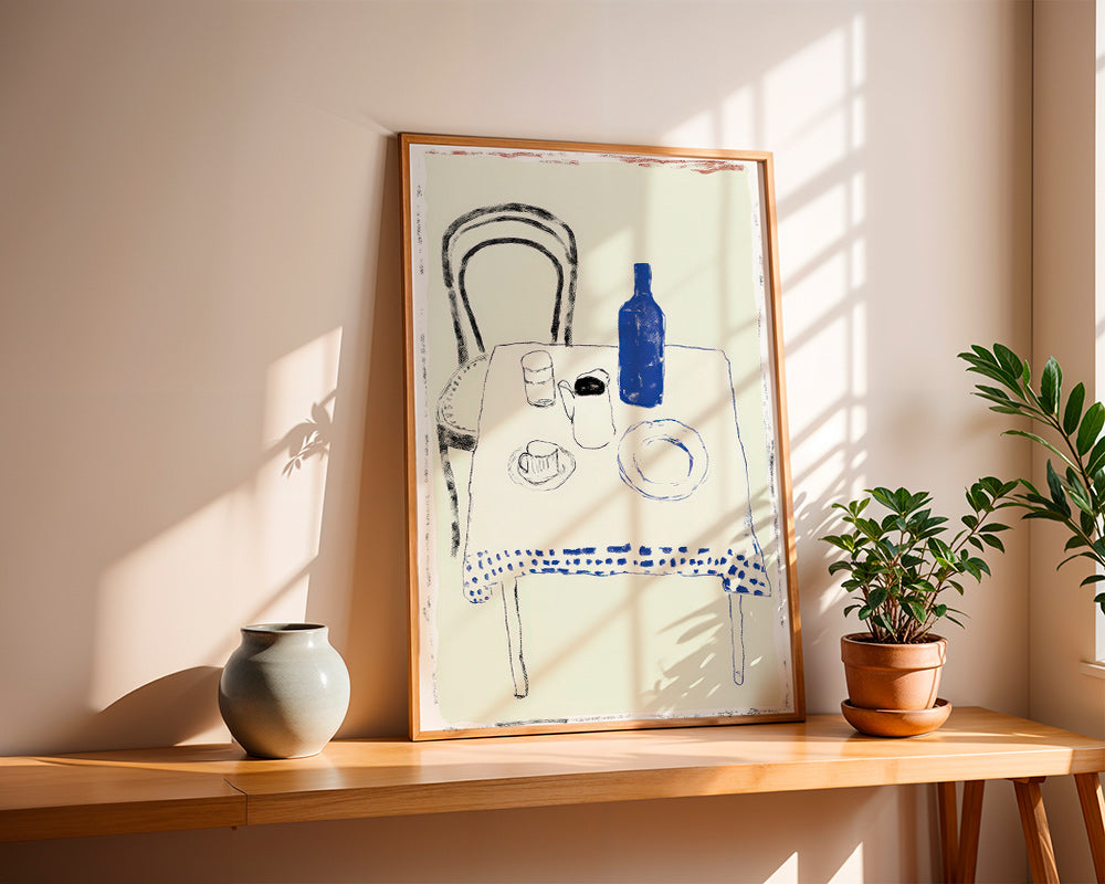 Art de cuisine bouteille bleue et vaisselle épurée