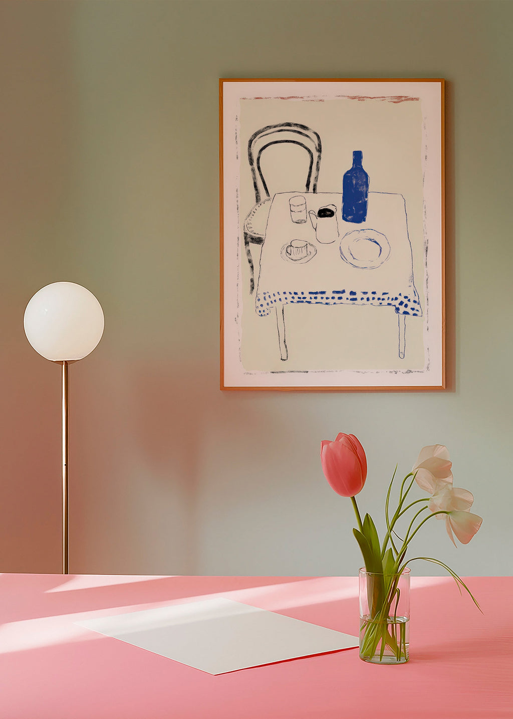 Art de cuisine bouteille bleue et vaisselle épurée