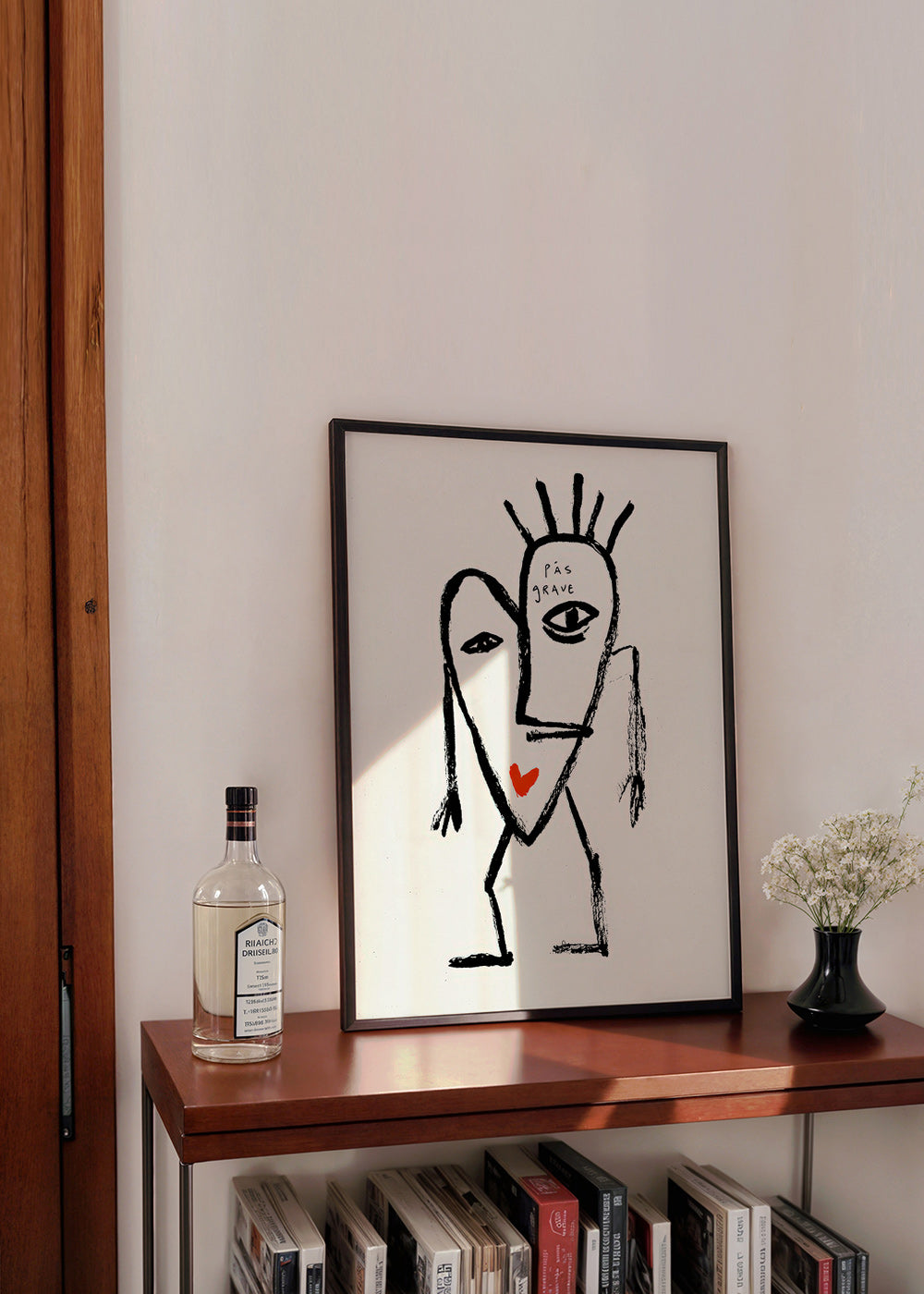 Art abstrait visage linéaire avec coeur rouge