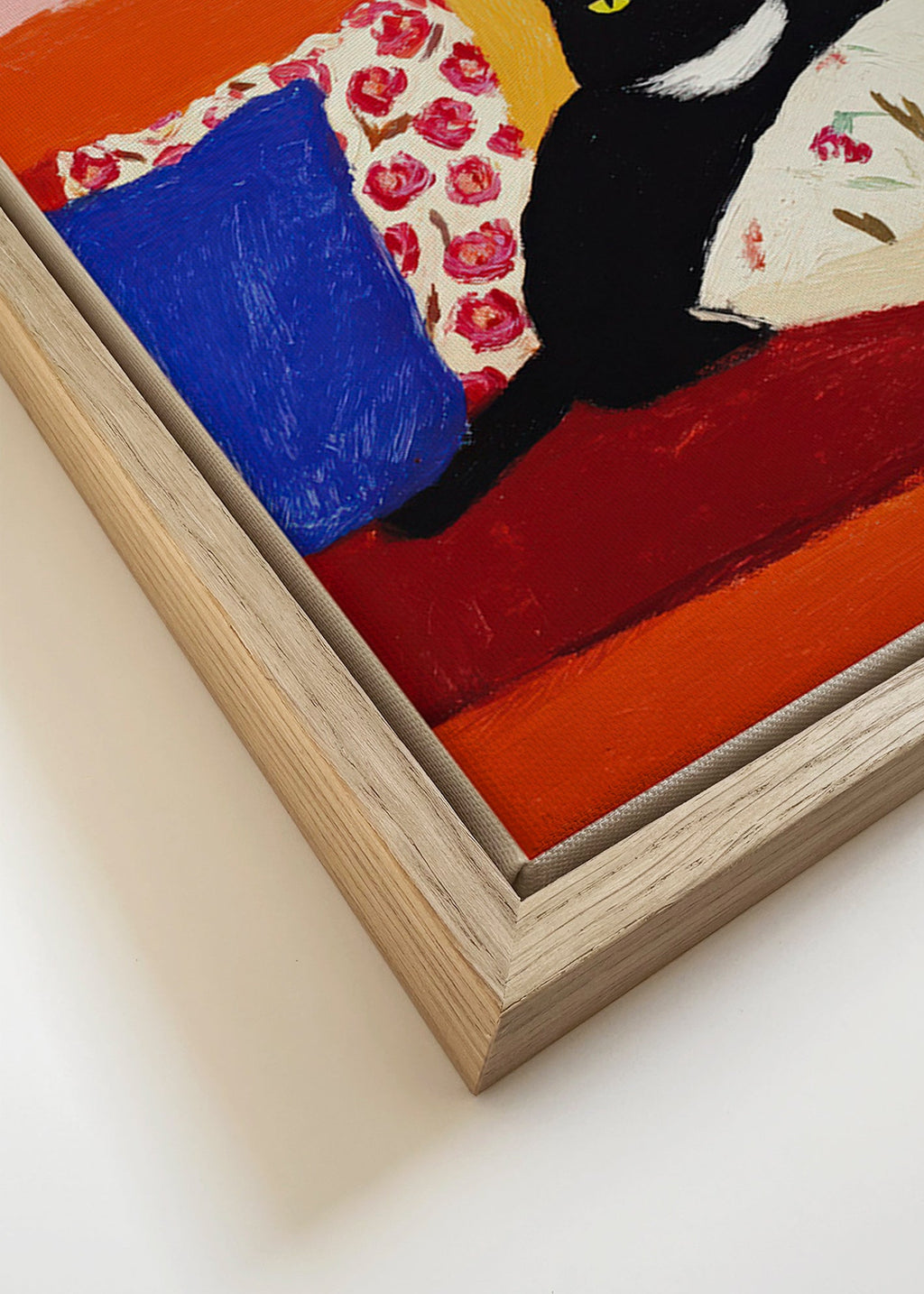 Œuvre chat noir sur canapé coloré