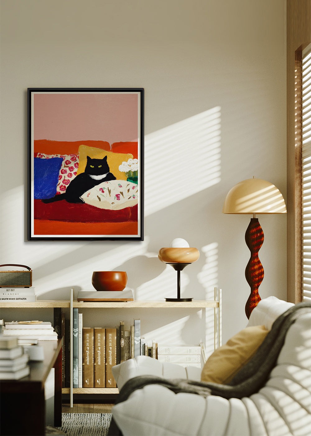 Œuvre chat noir sur canapé coloré
