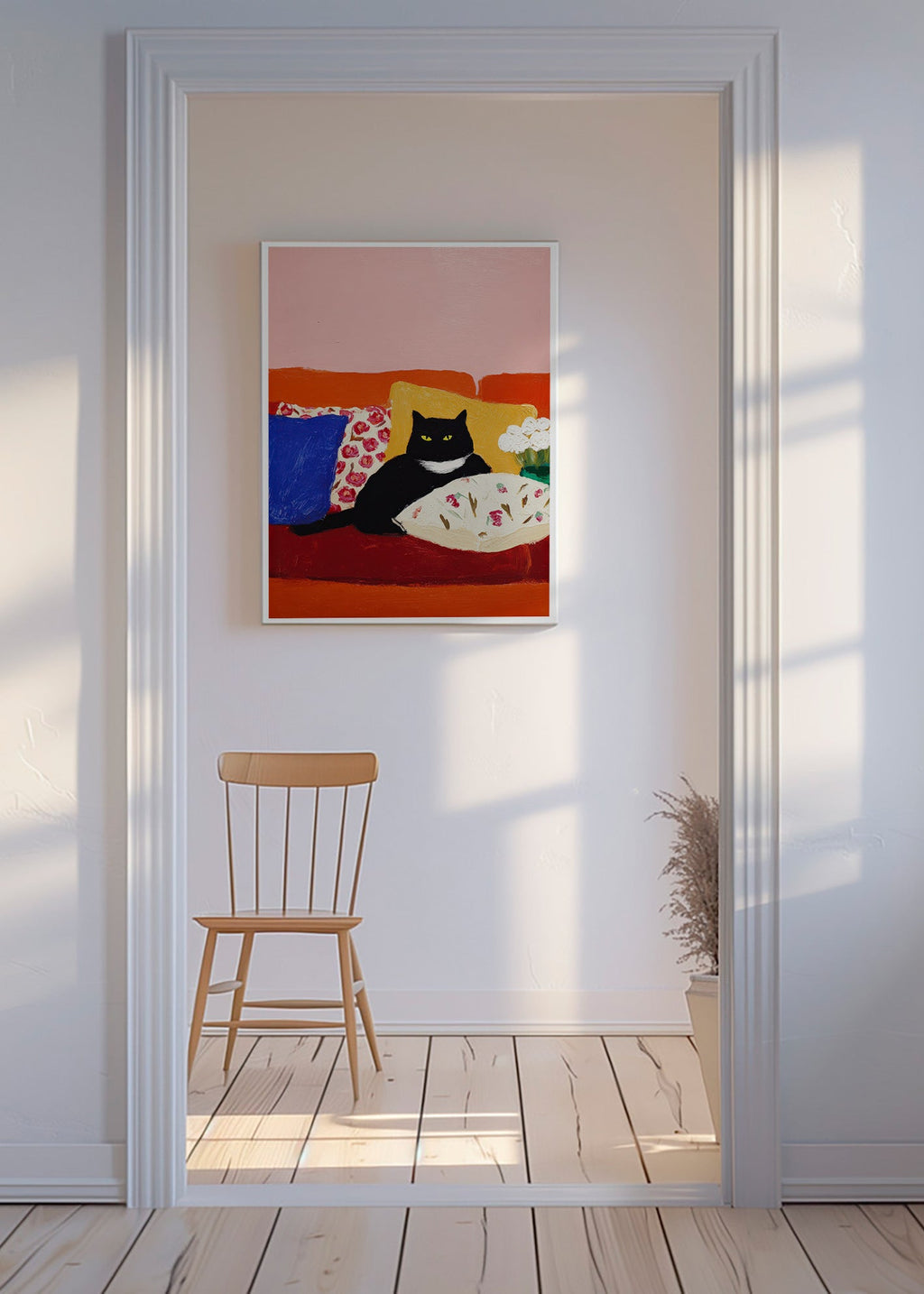 Œuvre chat noir sur canapé coloré