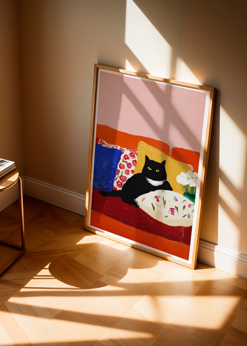Œuvre chat noir sur canapé coloré