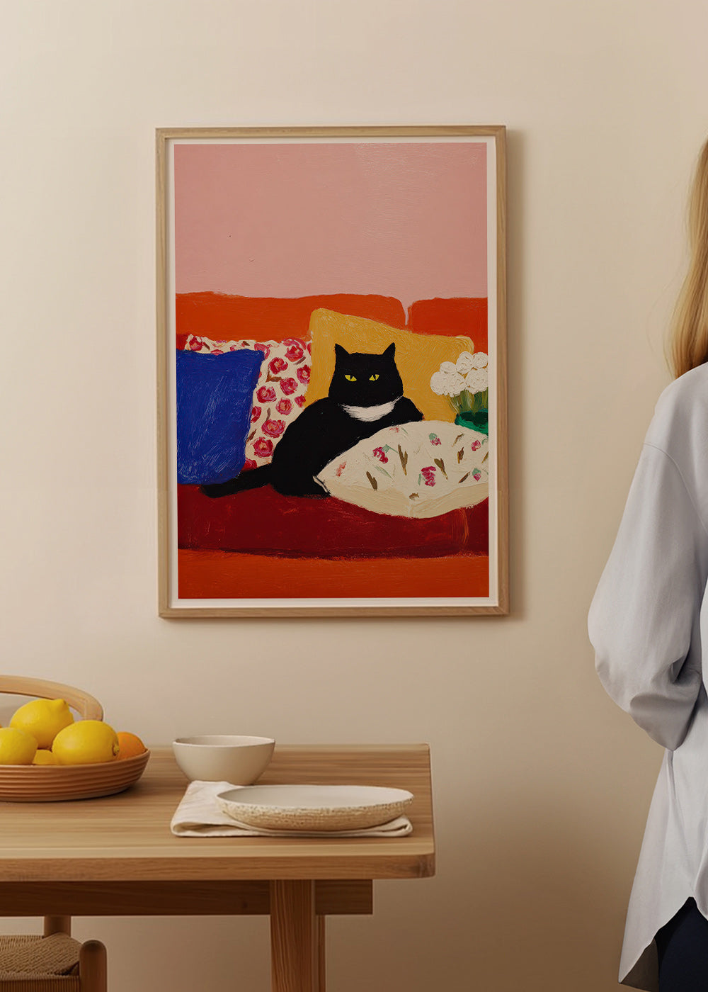 Œuvre chat noir sur canapé coloré