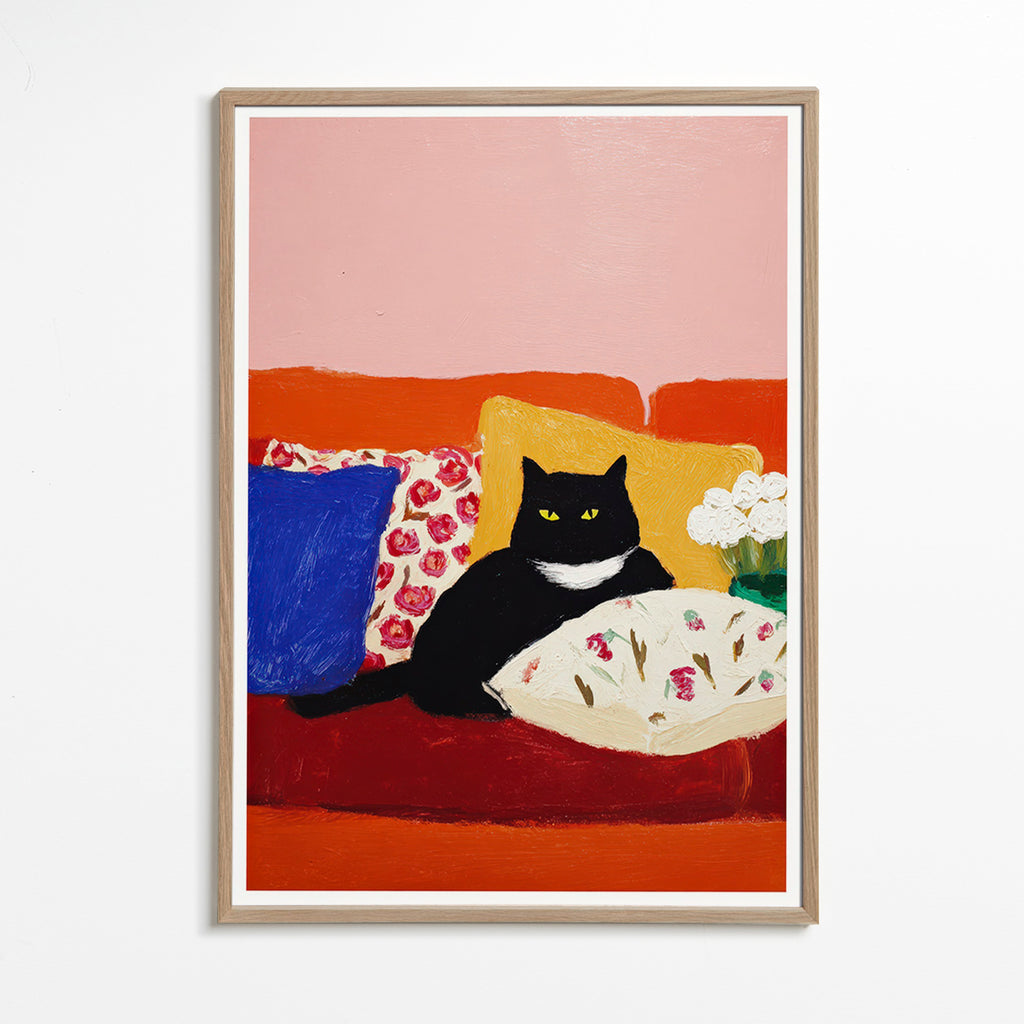 Œuvre chat noir sur canapé coloré