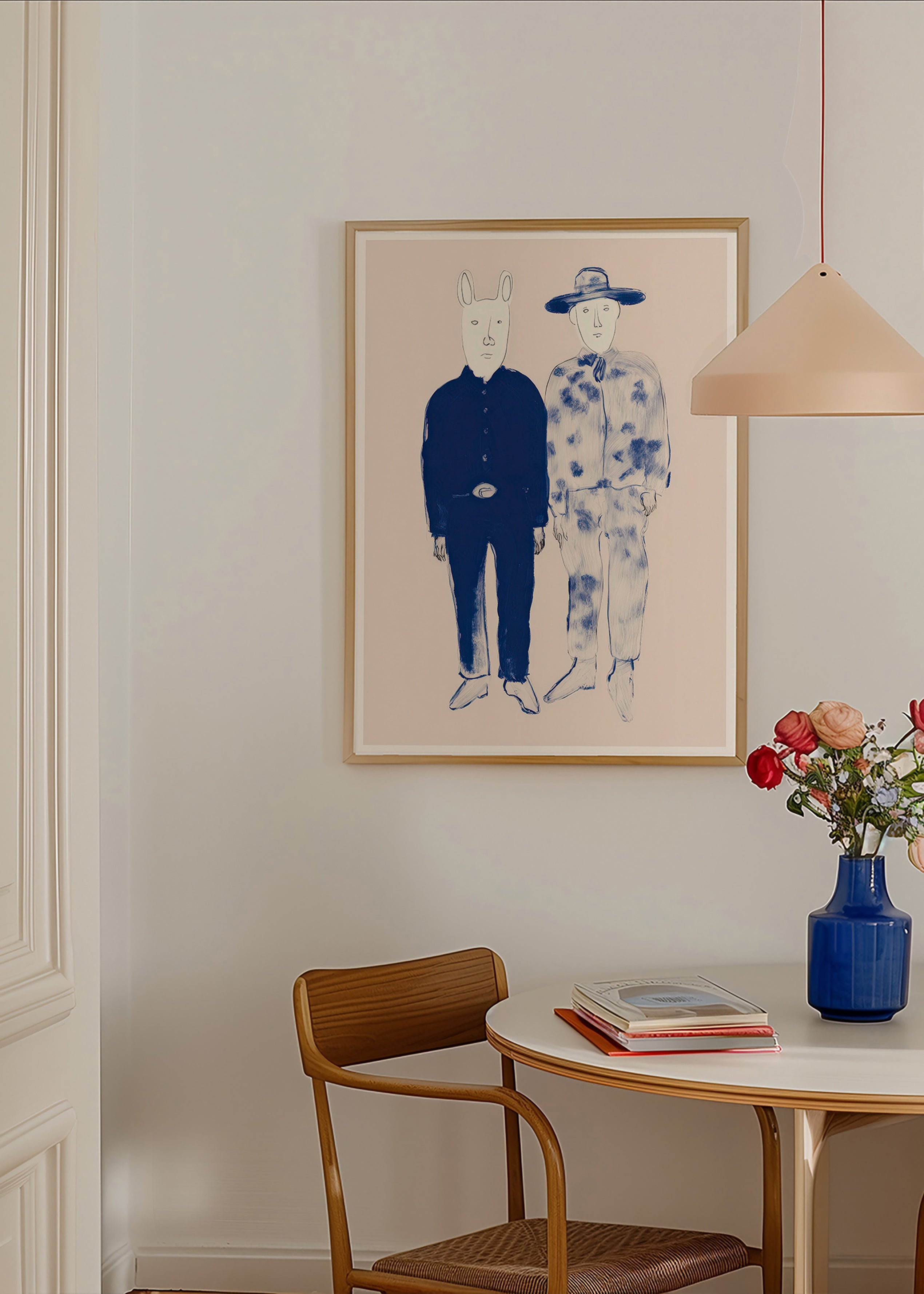 Illustration de deux personnages avec lapin en encre bleue