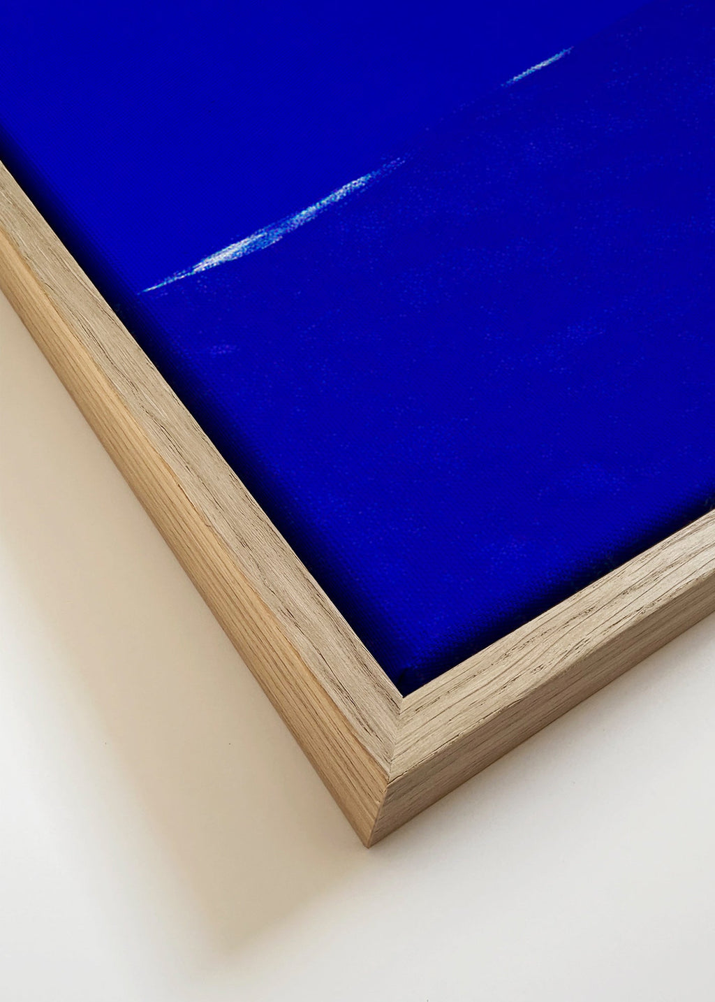Oeuvre abstraite bleue con horizon discret
