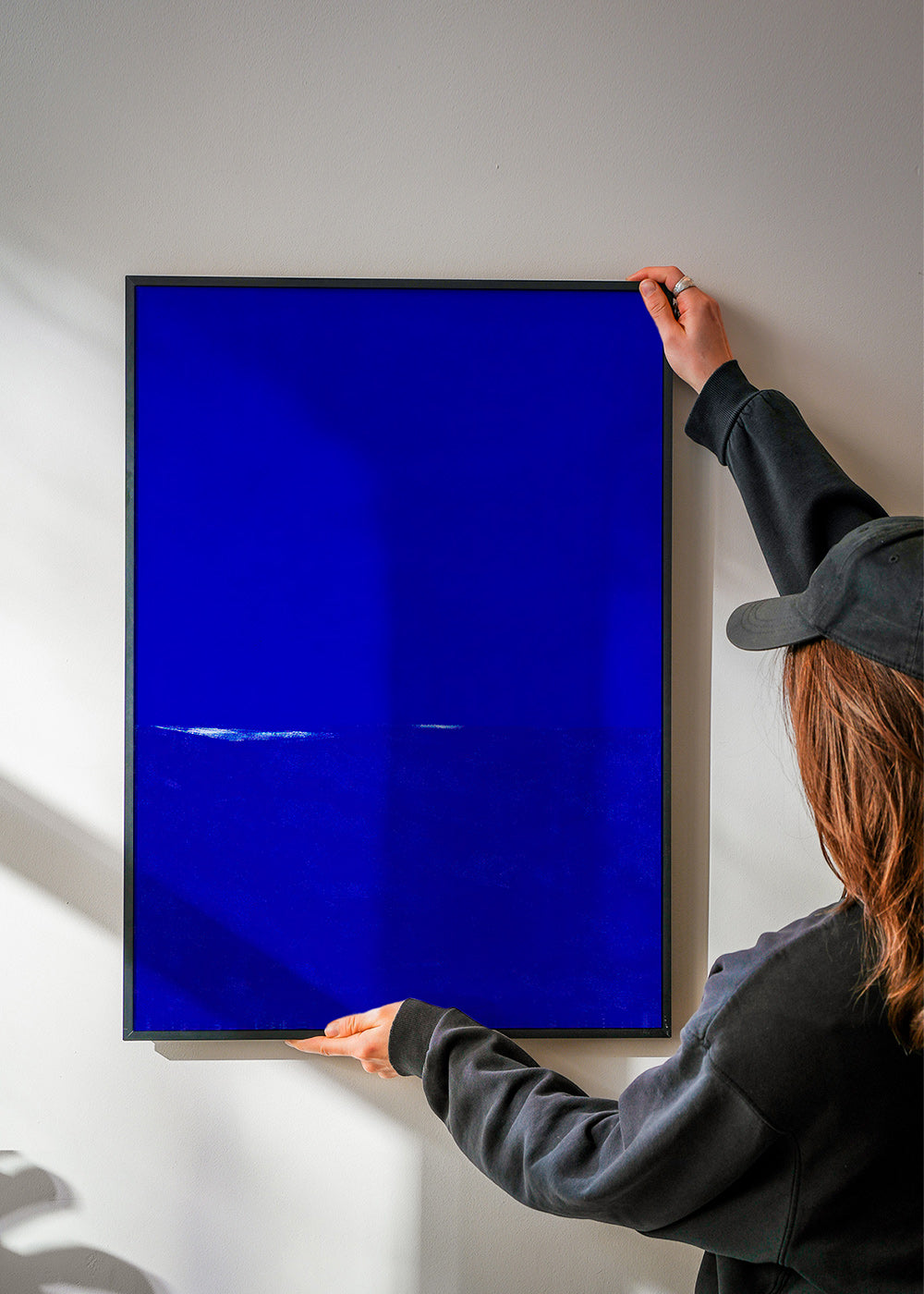 Oeuvre abstraite bleue con horizon discret
