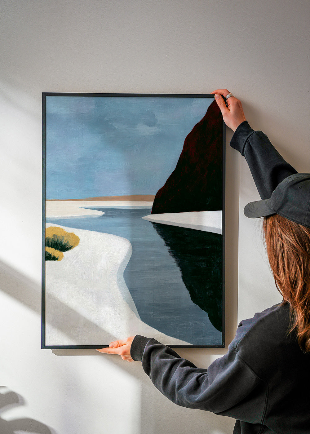 Art de paysage: estuaire minimaliste avec falaise sombre